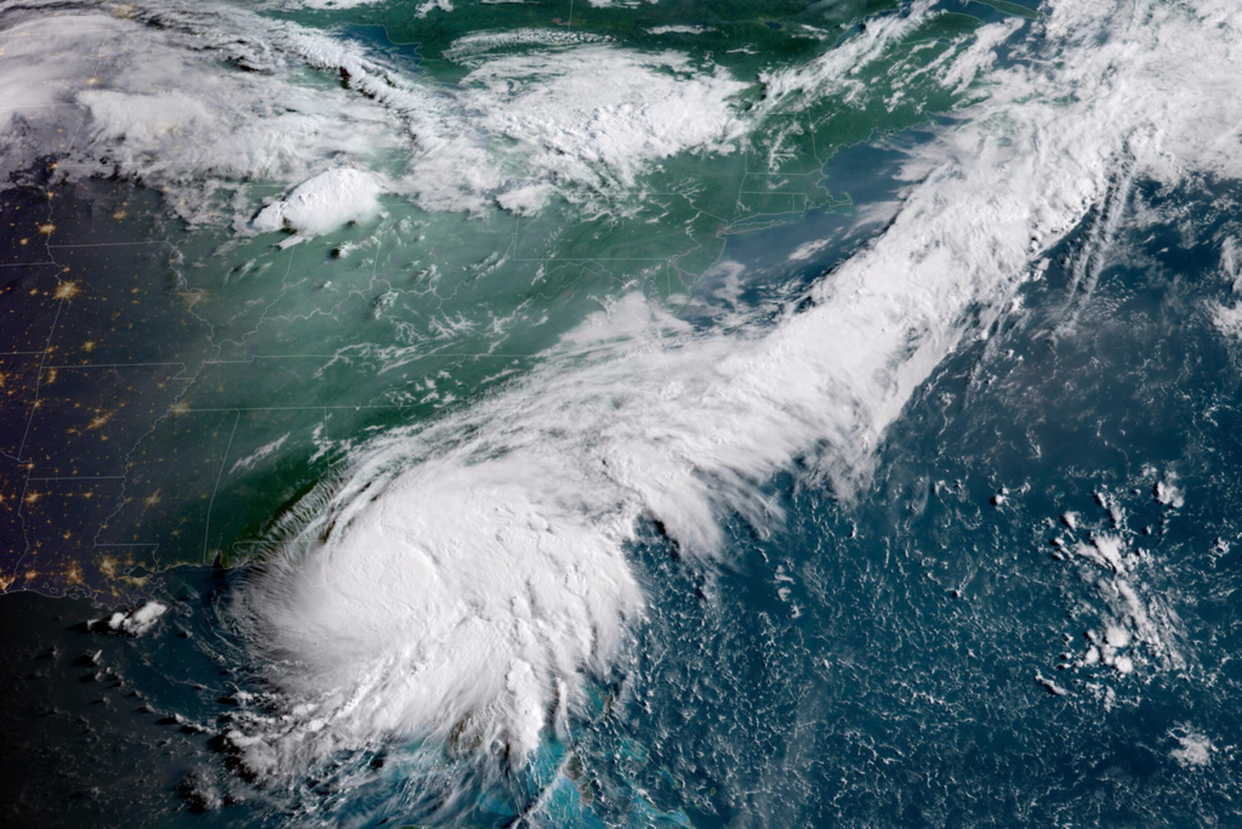 Esta imagen satelital GeoColor del GOES-16, tomada a las 8:16 a.m. y proporcionada por la Administración Nacional Oceánica y Atmosférica, muestra el huracán Debby, en la parte inferior izquierda, sobre el norte de Florida el 5 de agosto de 2024.