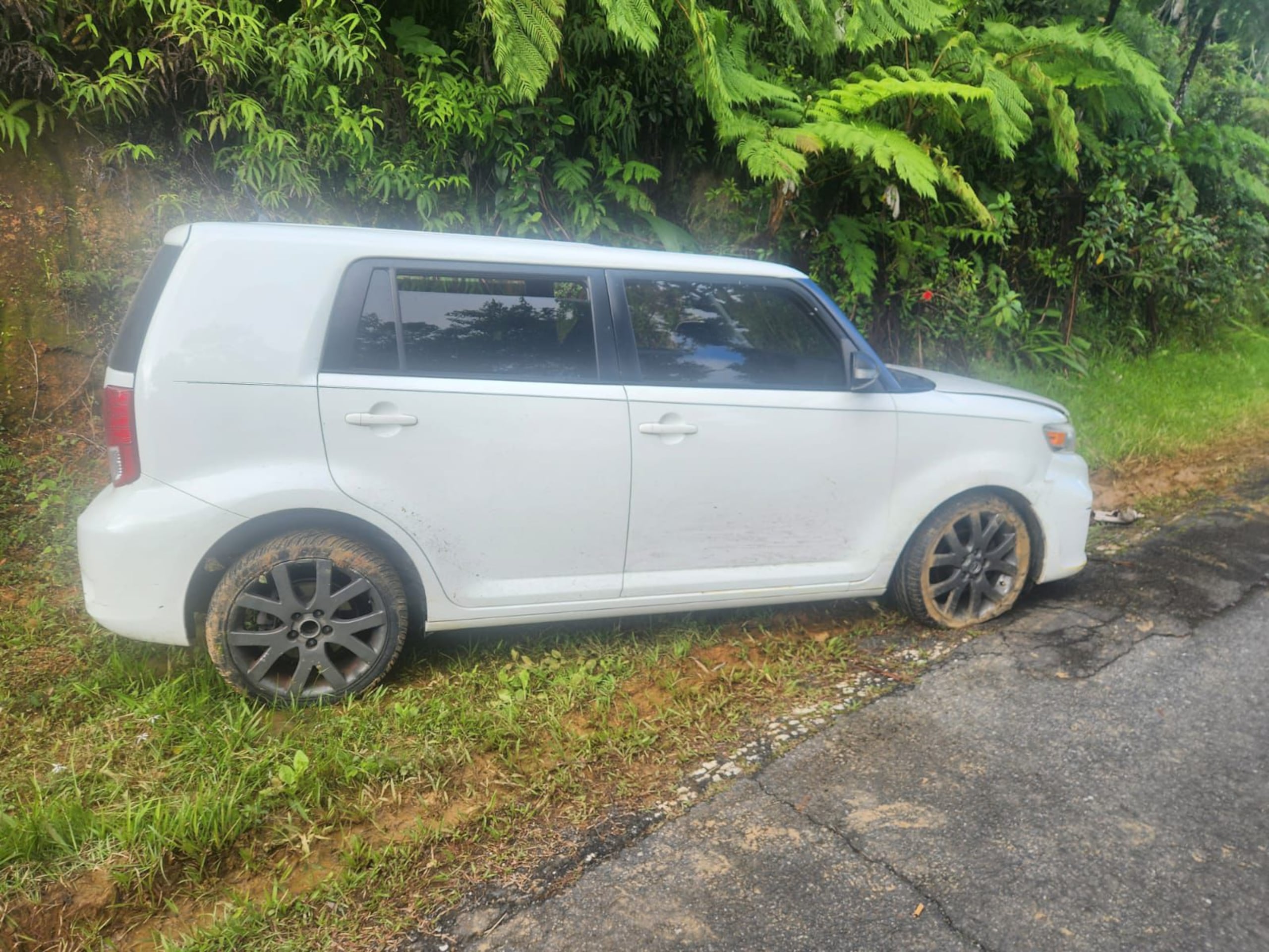 El vehículo Toyota Scion modelo XB del 2015, color blanco, donde presuntamente viajaban los responsables, fue hallado en la carretera PR-741 del barrio Culebra Alto, en Cayey.