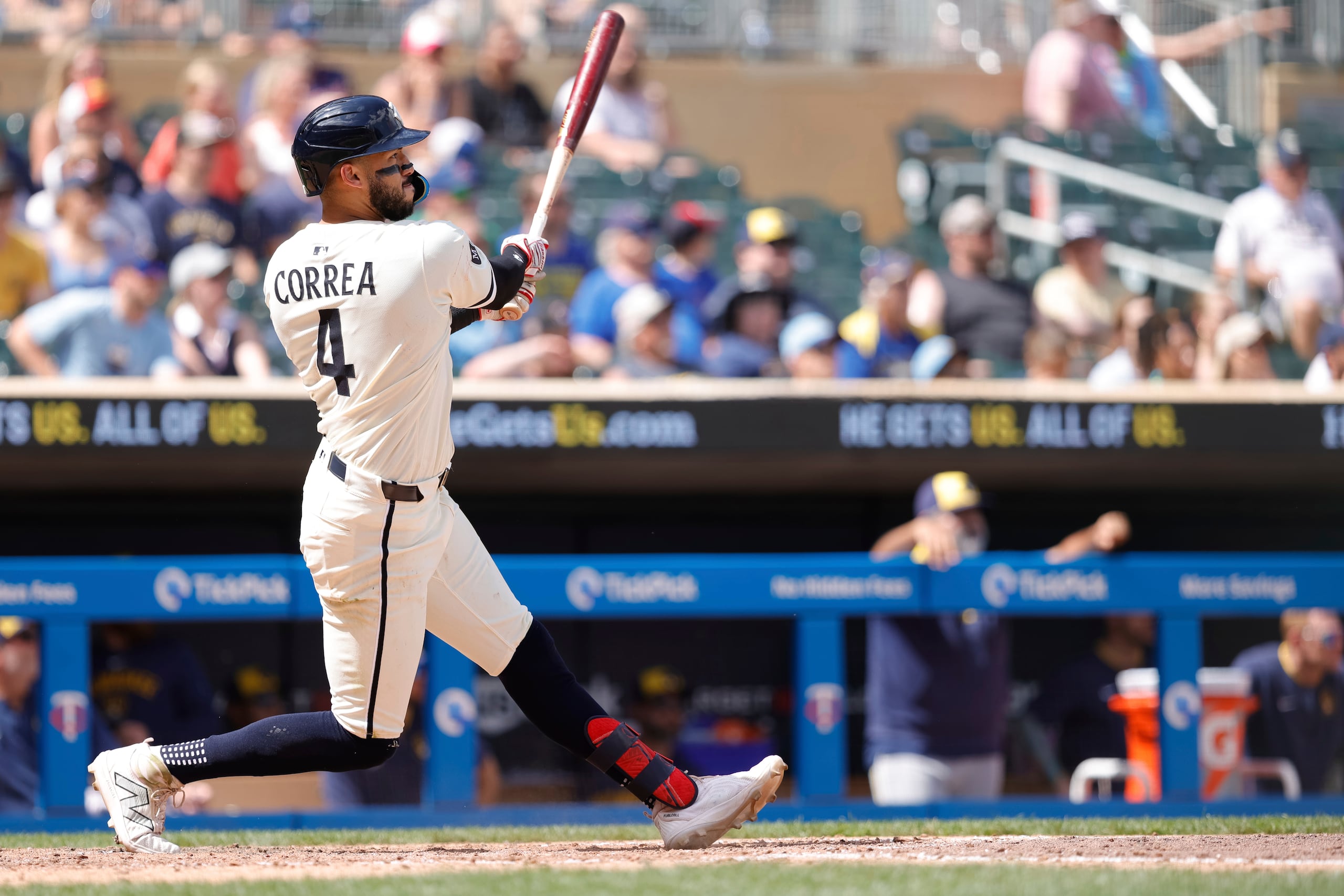 Carlos Correa conecta un hit impulsador de una carrera.