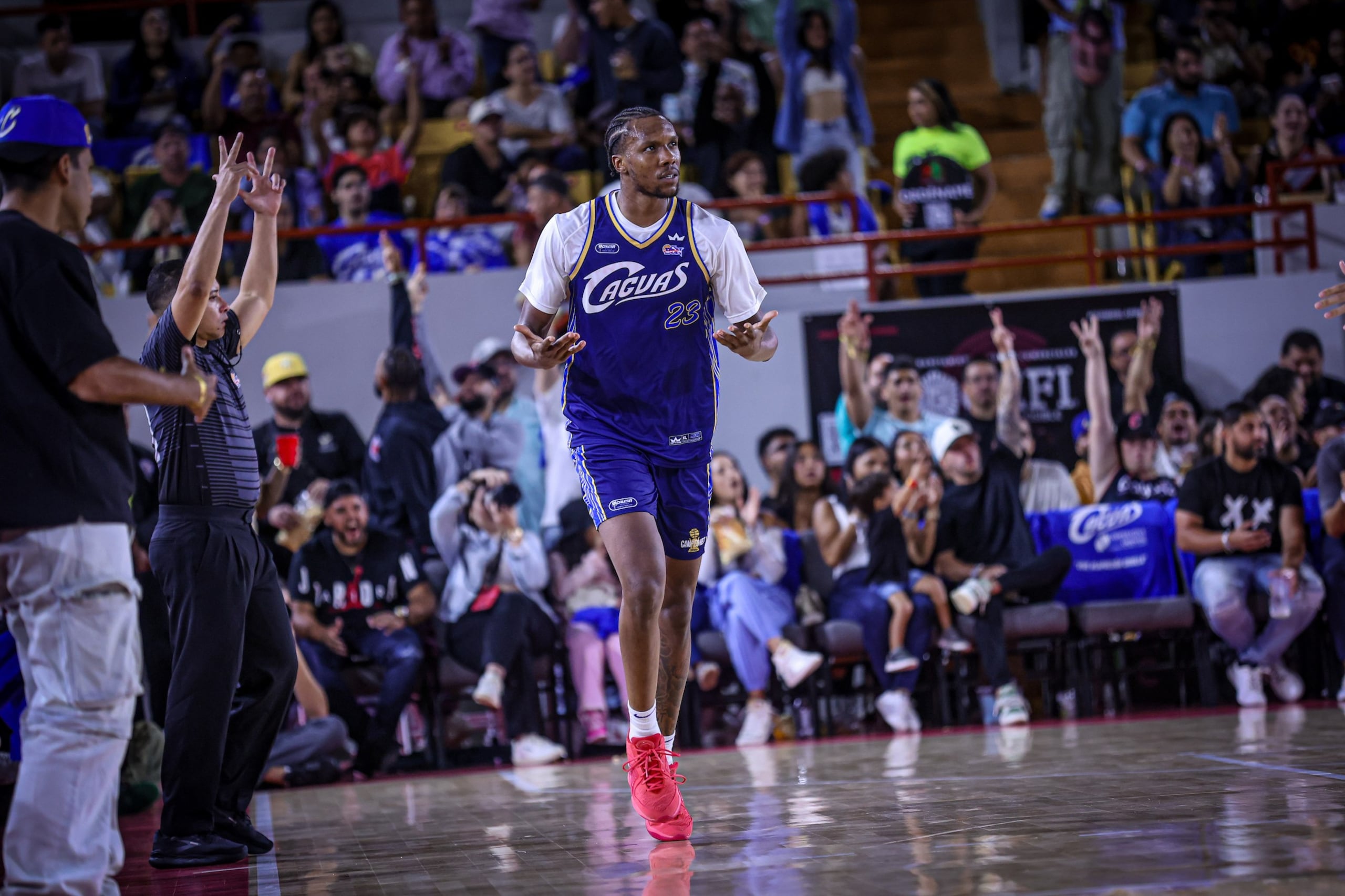 Louis King celebra un triple durante el primer juego de semifinales entre Ponce y Caguas.