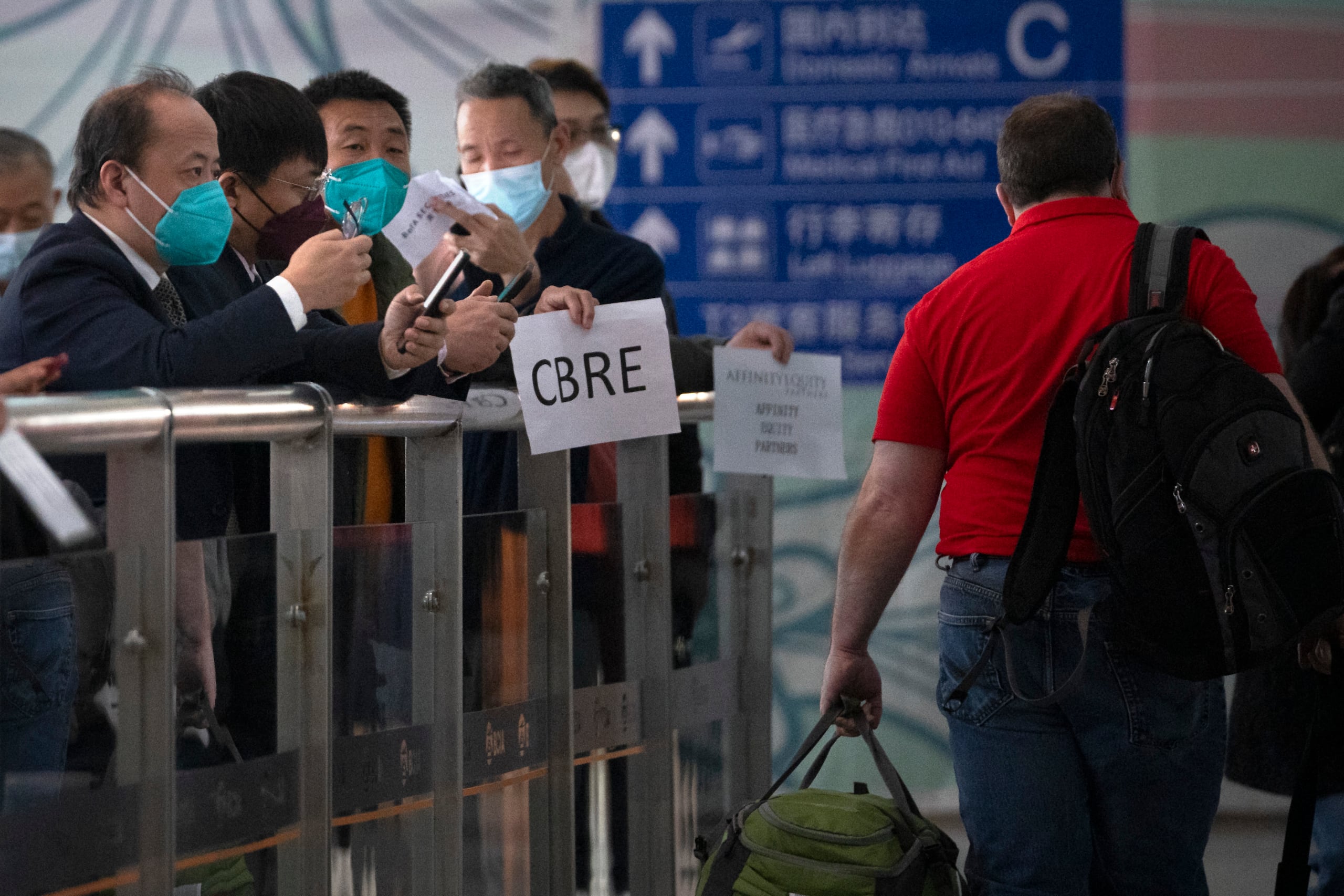 En esta imagen de archivo, personas con mascarilla esperan en la zona de llegada de pasajeros del aeropuerto internacional Beijing Capital, en Beijing, el 15 de marzo de 2023. (AP Foto/Mark Schiefelbein, archivo)