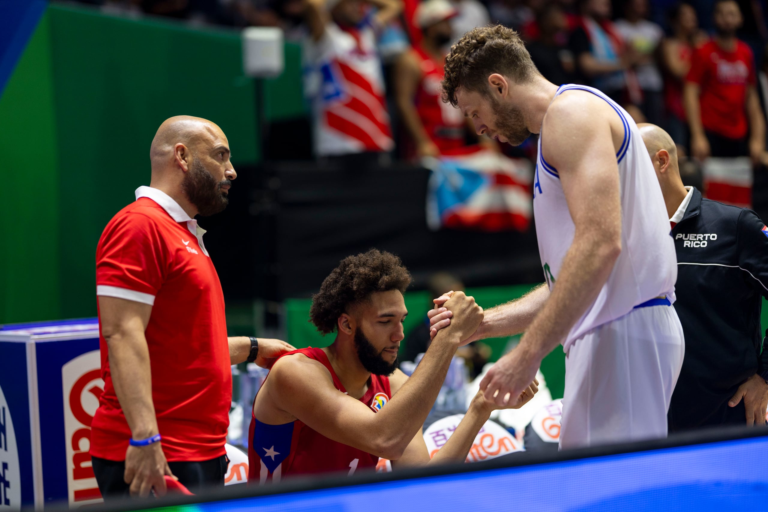 Un jugador italiano toma la gentileza al final del encuentro de ir a saludar a George Conditt en el banco. Estaba allí debido a una torcedura de tobillo que sufrió hacia finales del partido.