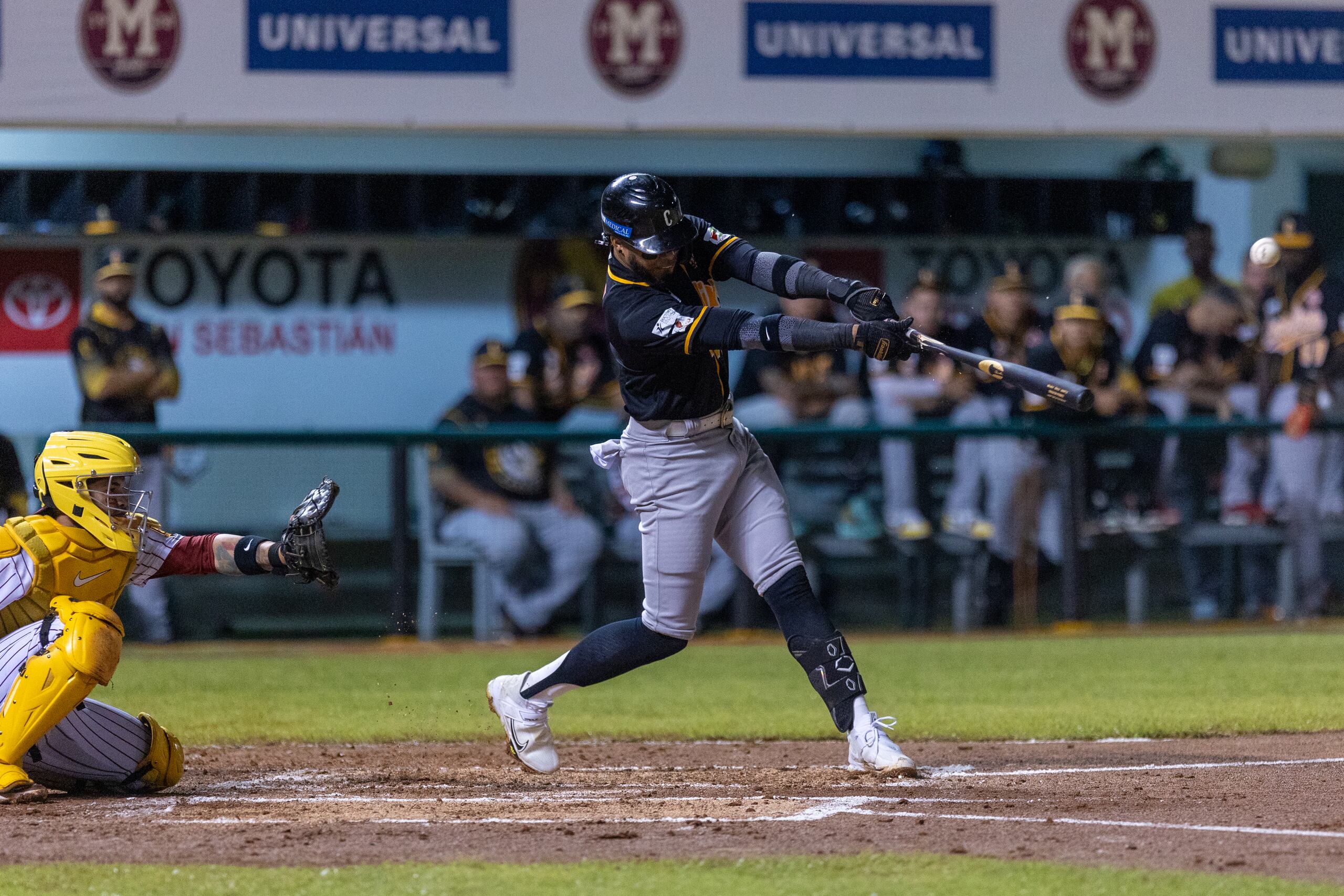 En la foto, Delvin Perez al bate por los Gigantes en el partido inaugural de temporada del béisbol invernal.