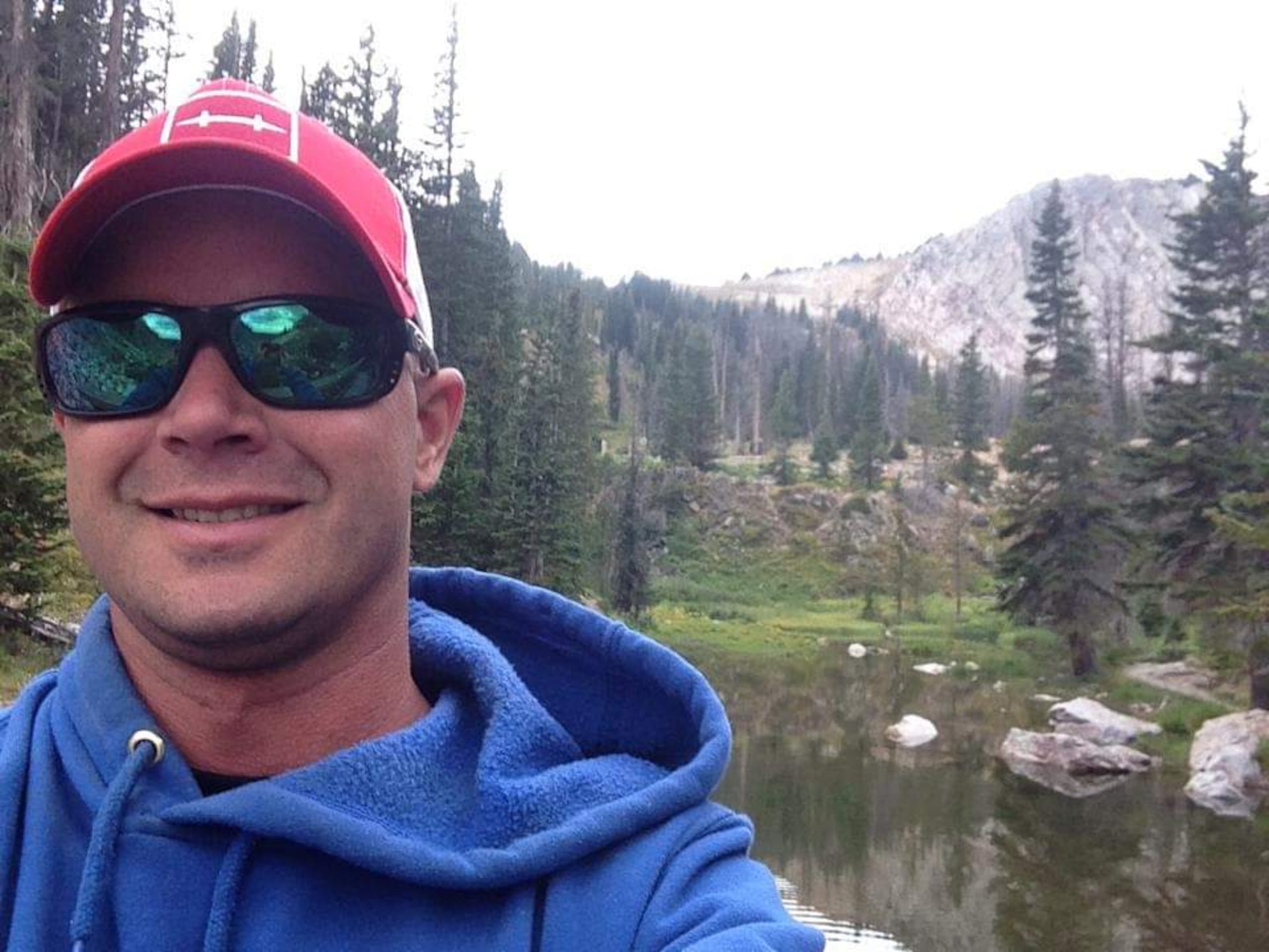 José Iván Castillo Maxon, fue capitán de botes de lujo, practicaba el deporte de la pesca y surfing.