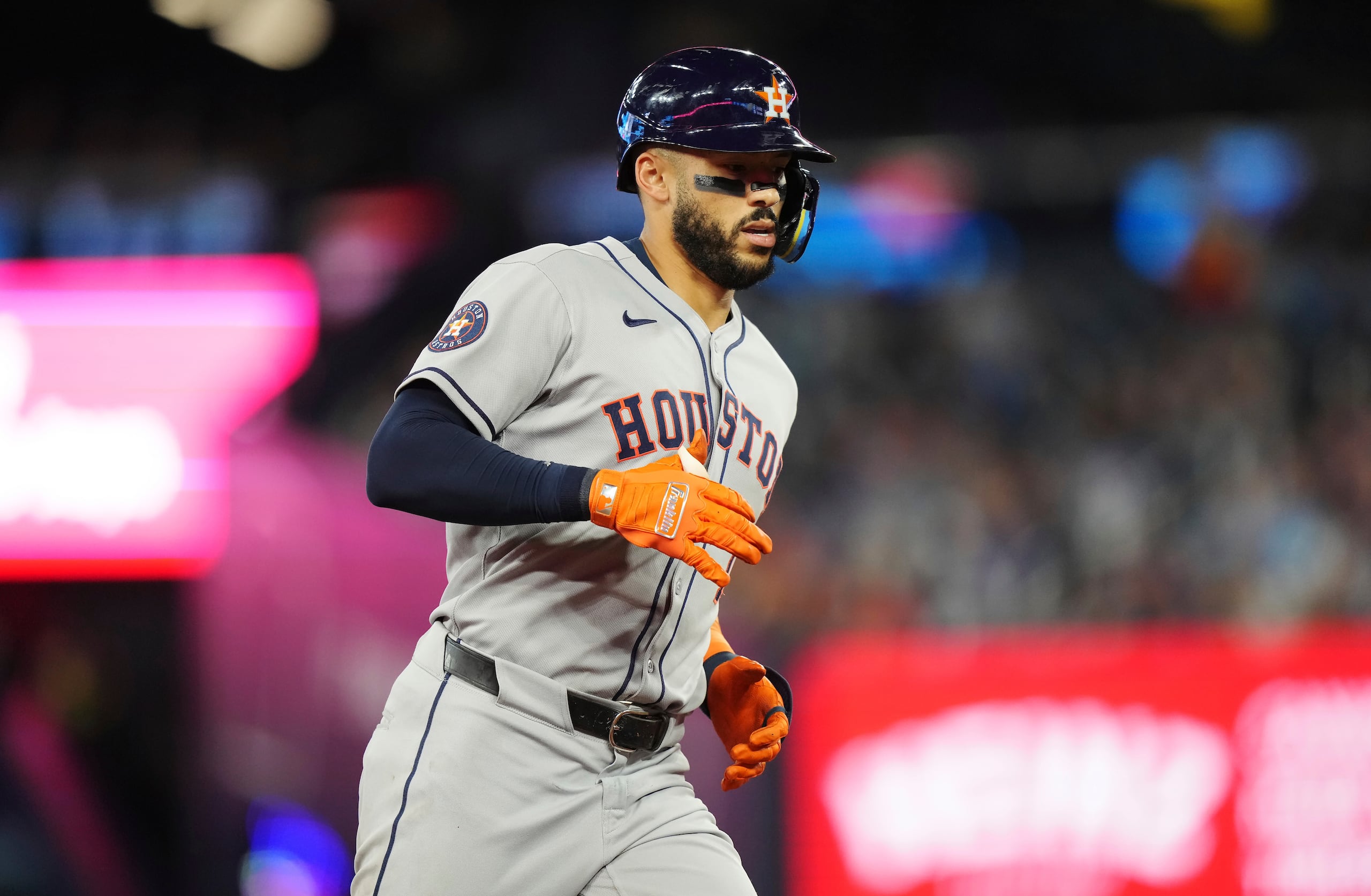 Carlos Correa corre las bases después de conectar un cuadrangular frente a los Blue Jays de Toronto.