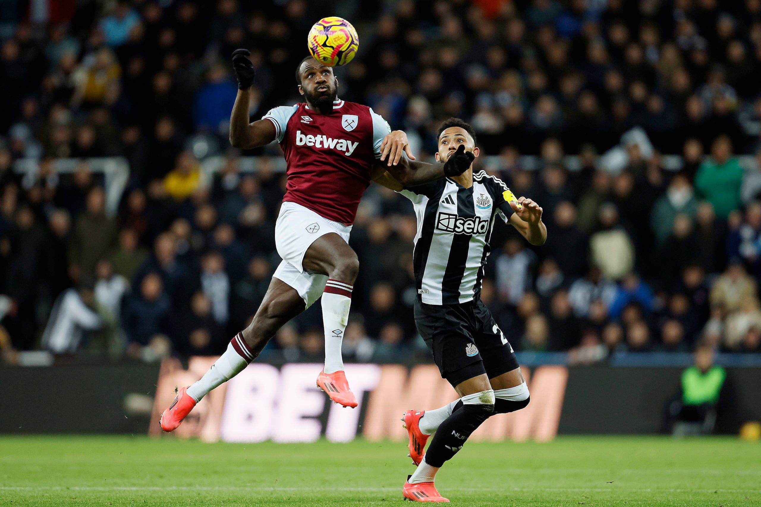 Michail Antonio (izquierda) de West Ham y Lloyd Kelly de Newcastle pugnan el balón en el partido de la Liga Premier, el lunes 25 de noviembre de 2024. (Richard Sellers/PA vía AP)