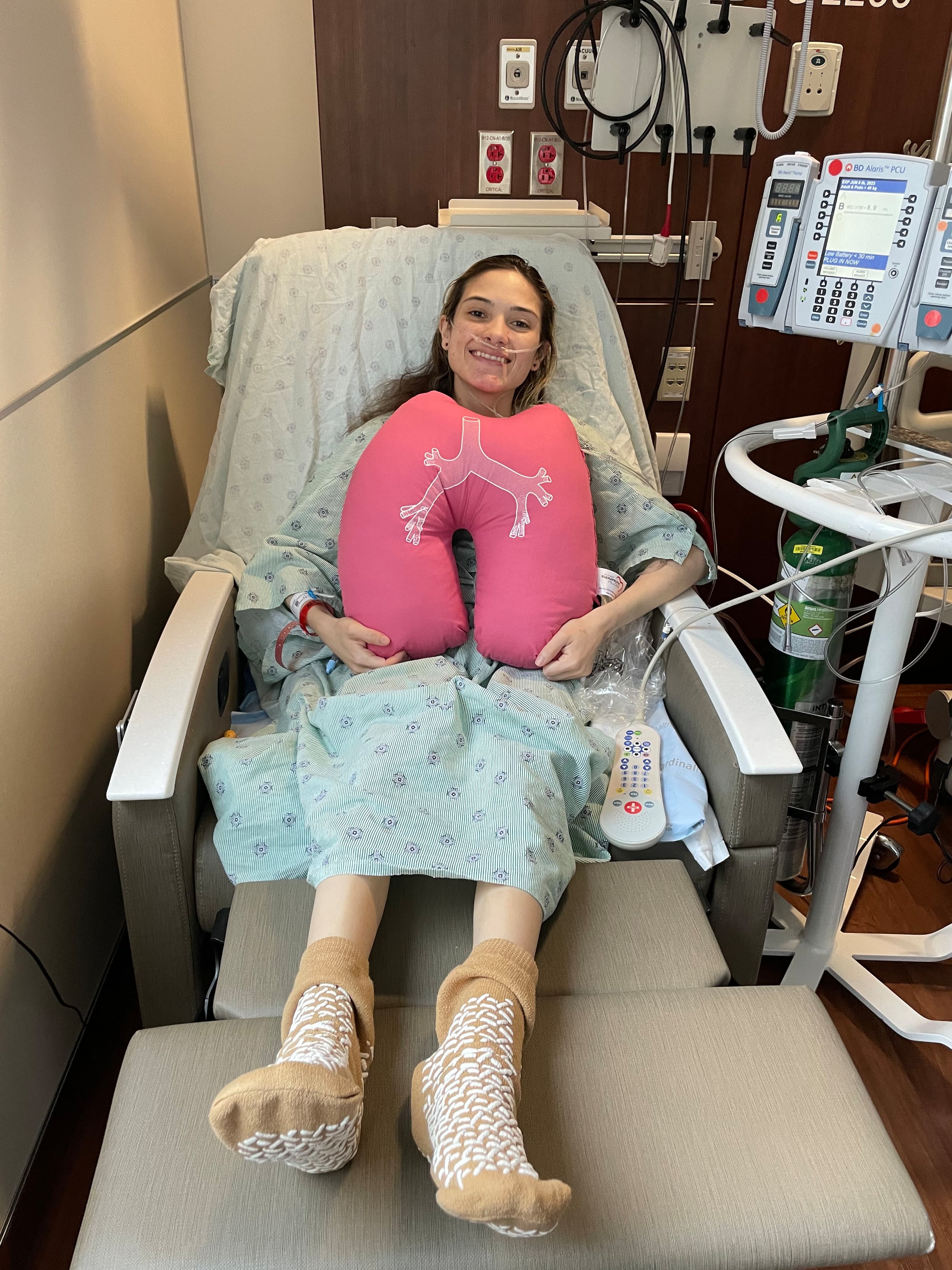 Fotografía cedida hoy por el Hospital Northwestern que muestra a la puertorriqueña Yahaira Vega mientras sonríe tras la exitosa operación de doble transplante de pulmón, en Chicago (EE.UU). EFE/ Hospital Northwestern