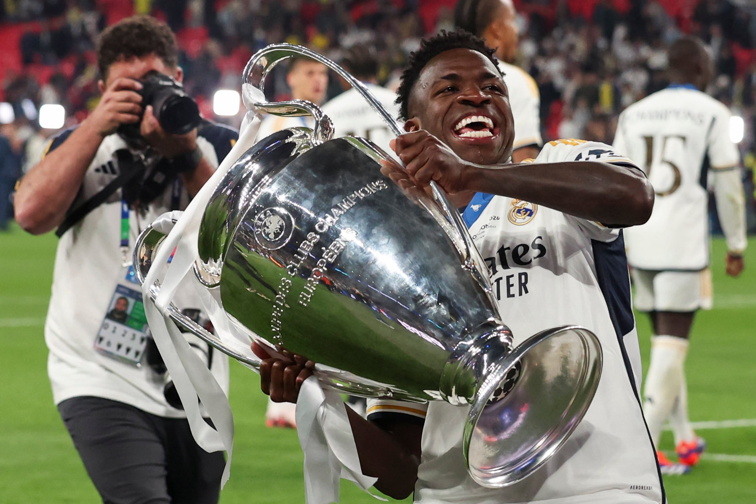 Vinicius Junior, del Real Madrid, celebra con el trofeo tras la victoria ante Borussia Dortmund en la final de la Liga de Campeones, el sábado 1 de junio de 2024, en Londres. (AP Foto/Ian Walton)