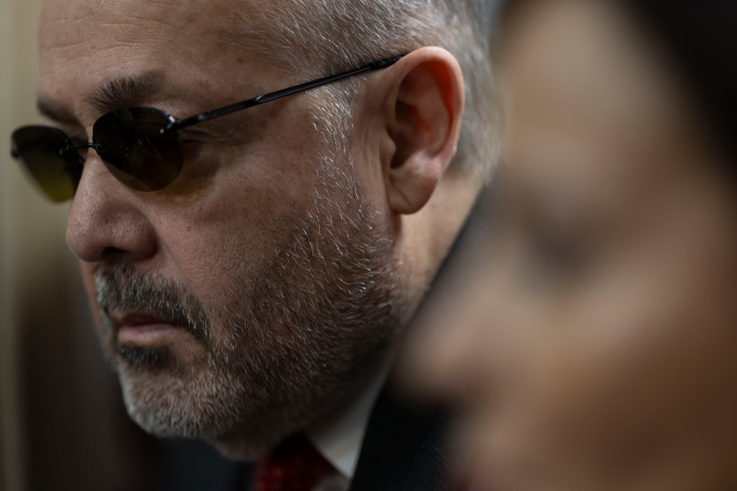 Irizarry Pabón fue suspendido de sus funciones como alcalde por la Oficina del Fiscal Especial Independiente (OPFEI) en noviembre de 2023, tras radicarle cargos por enriquecimiento injustificado y violaciones a la Ley de Ética Gubernamenta