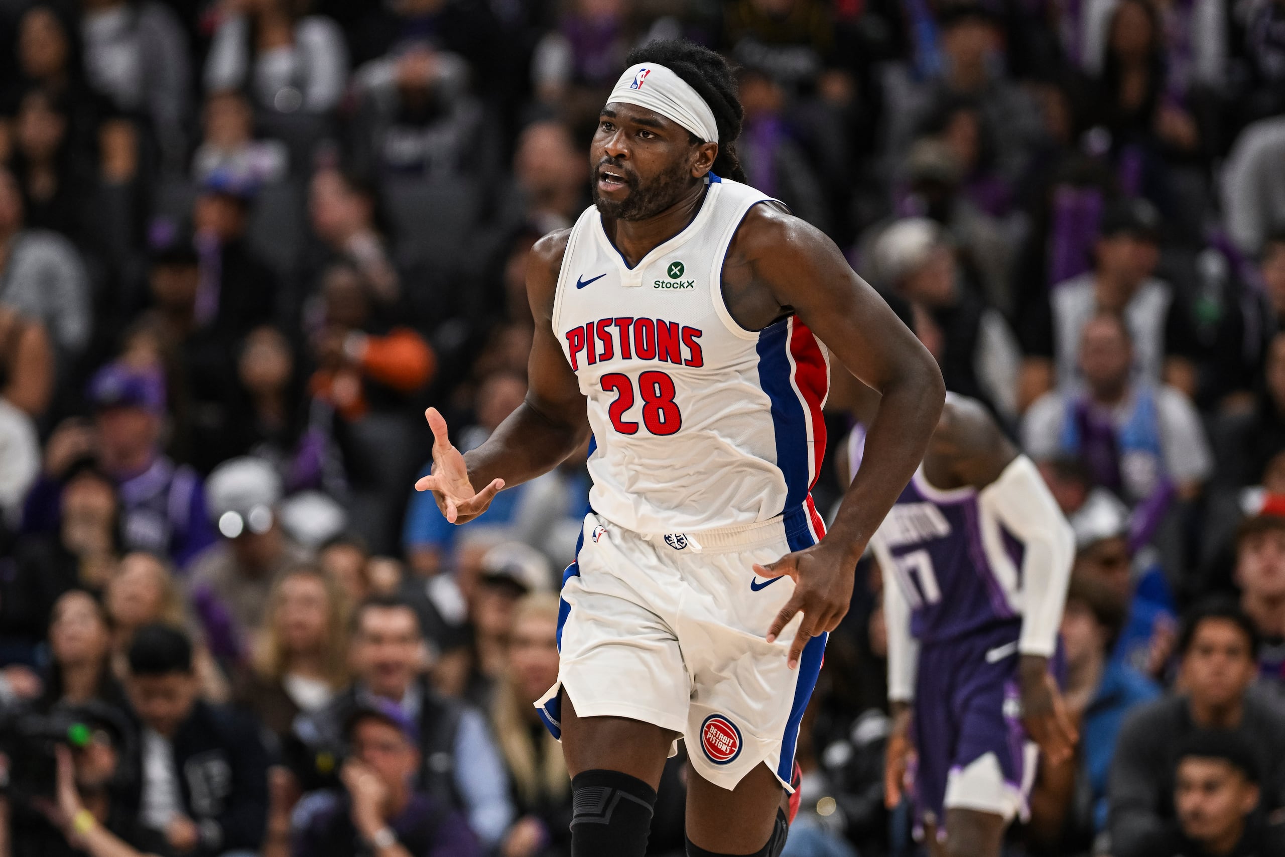 Isaiah Stewart, alero de los Pistons de Detroit, festeja un triple ante los Kings de Sacramento, el martes 23 de diciembre de 2025 (AP Foto/Justine Willard)