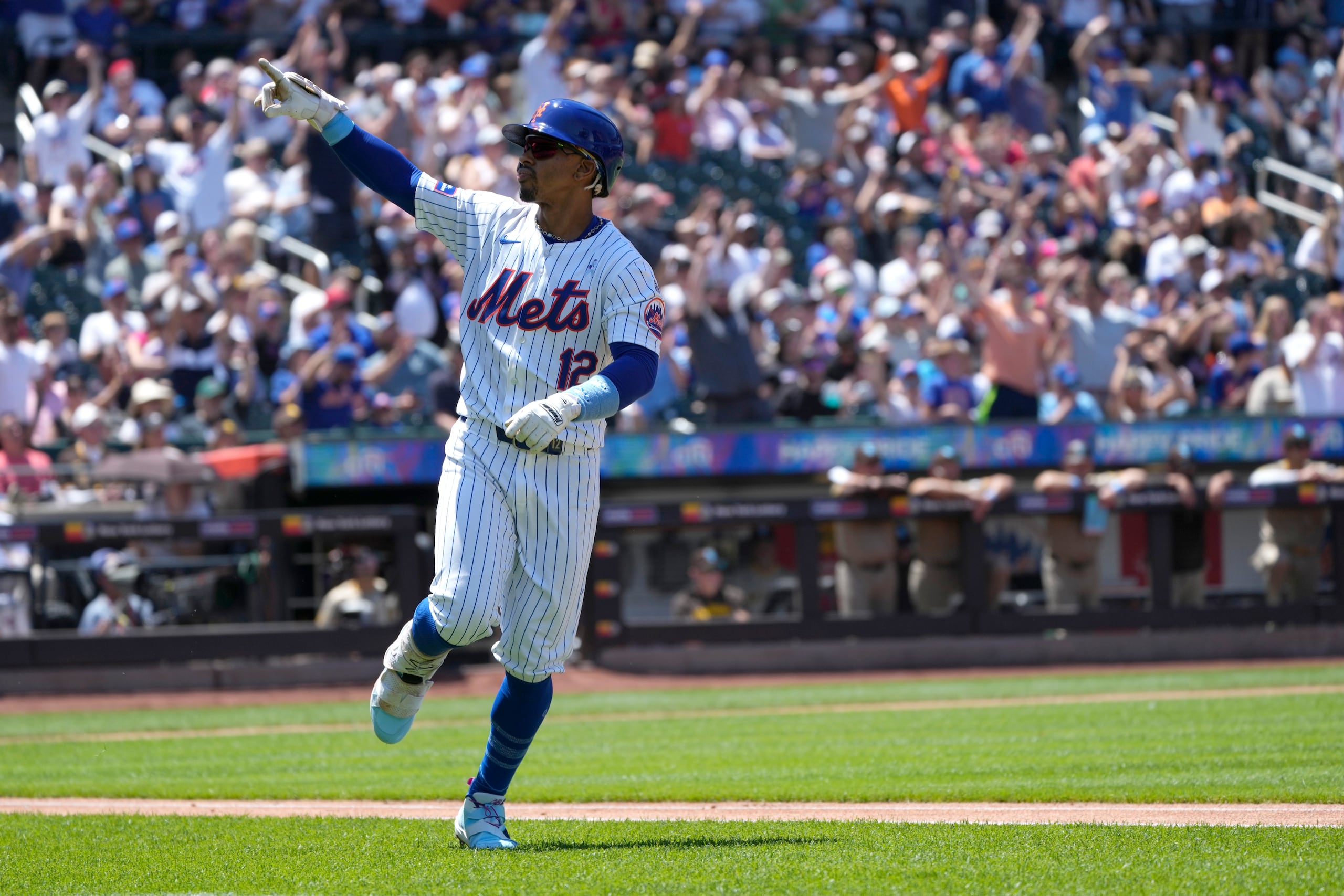 Francisco Lindor, de los Mets de Nueva York, celebra después de batear cuadrangular durante la primera entrada del juego de béisbol en contra de los Padres de San Diego.