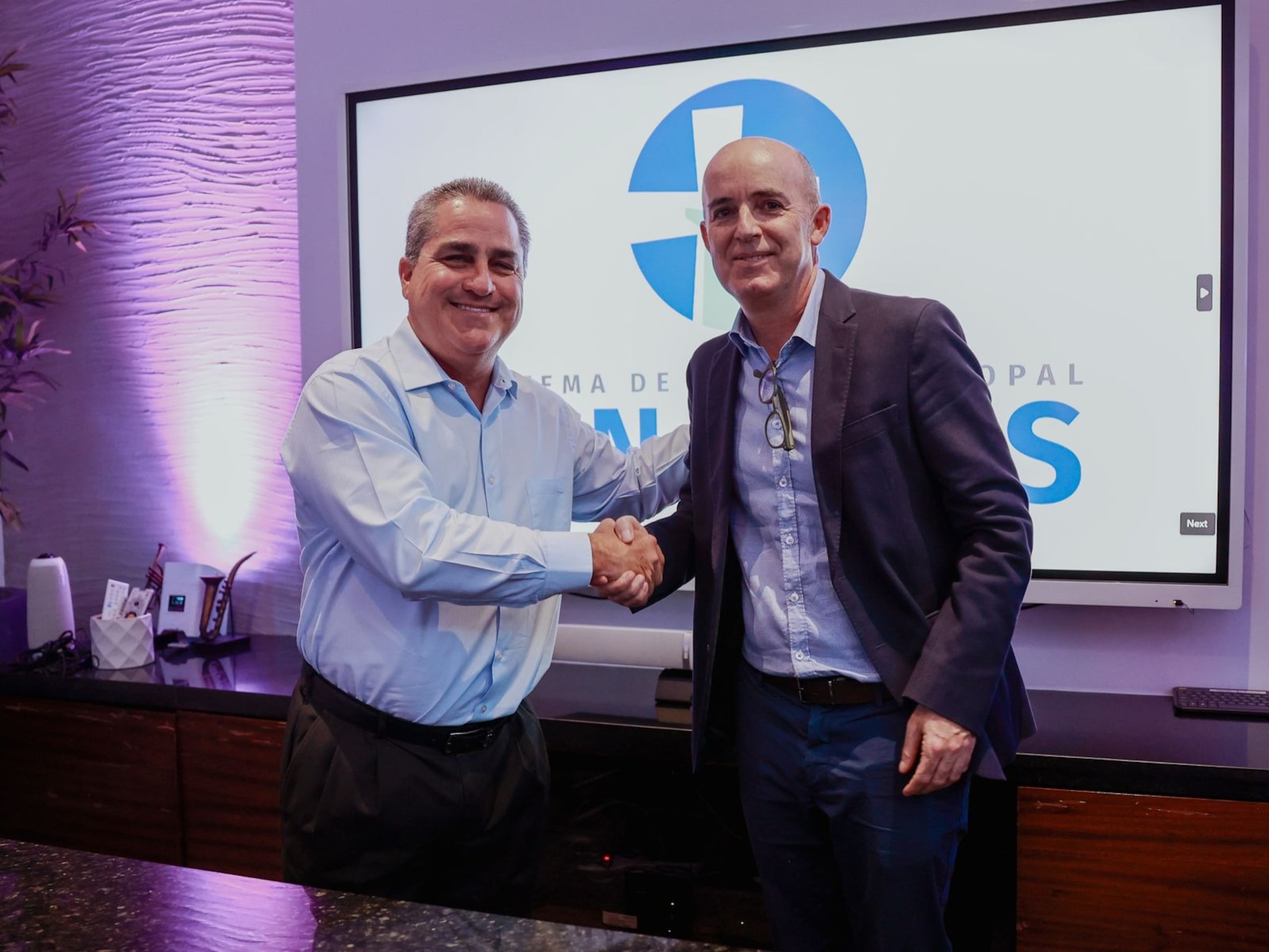 Juan Salazar Trogolo, principal oficial ejecutivo del Sistema de Salud Episcopal San Lucas junto a Juan Antonio Vicens, director de Operaciones de la empresa española Sampol.