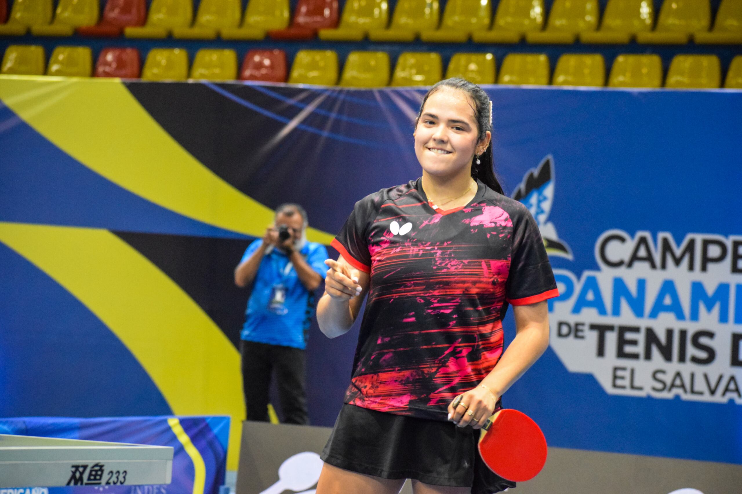 Adriana Díaz, aquí celebrando su más reciente Campeonato Panamericano, podría garantizar con su próximo juego la clasificación al evento final del año, el WTT Finals.