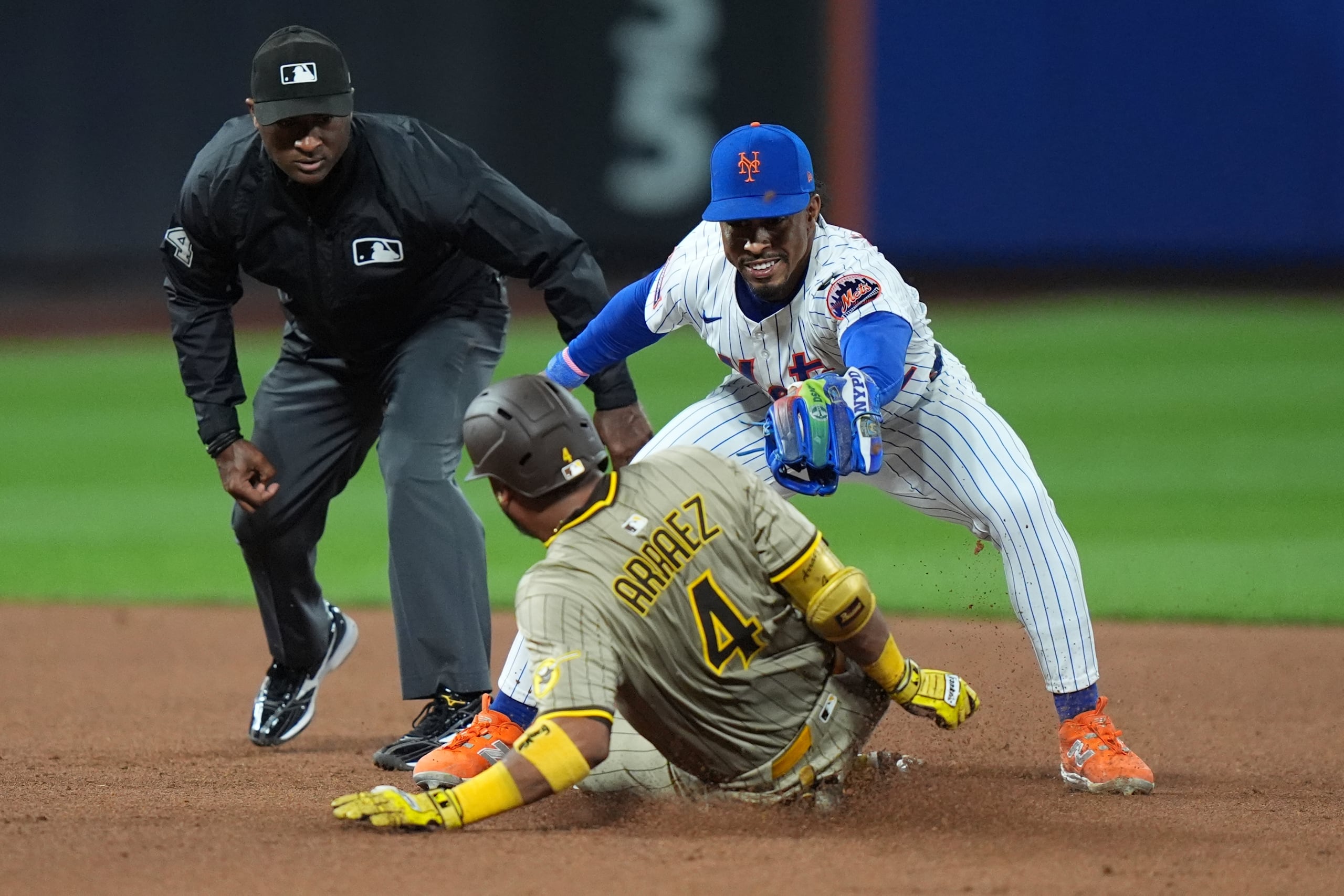 Francisco Lindor espera a Luis Arráez en la segunda base.