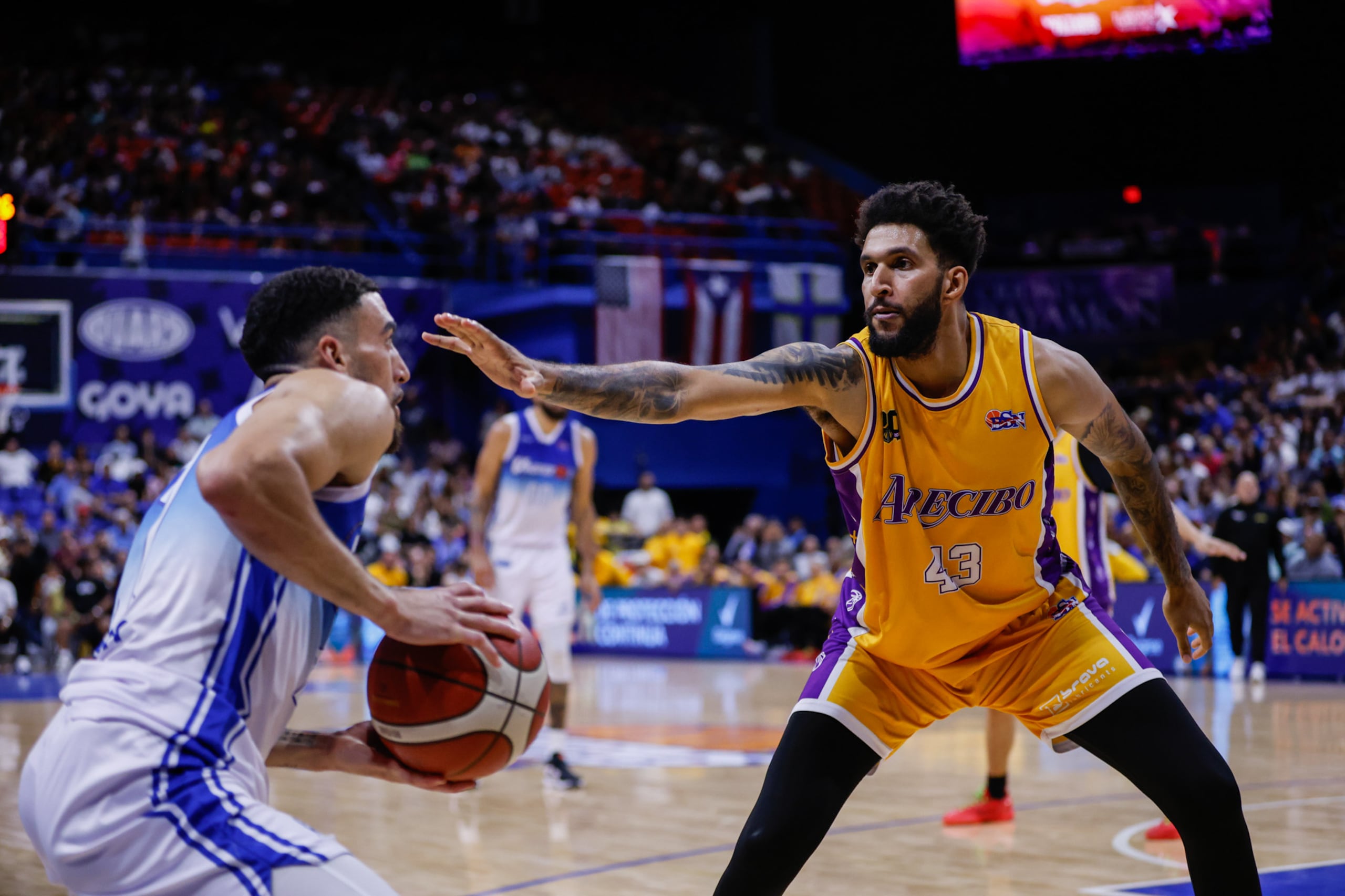 Jonah Bolden defiende a Chris Duarte en su último juego como refuerzo de los Capitanes de Arecibo,