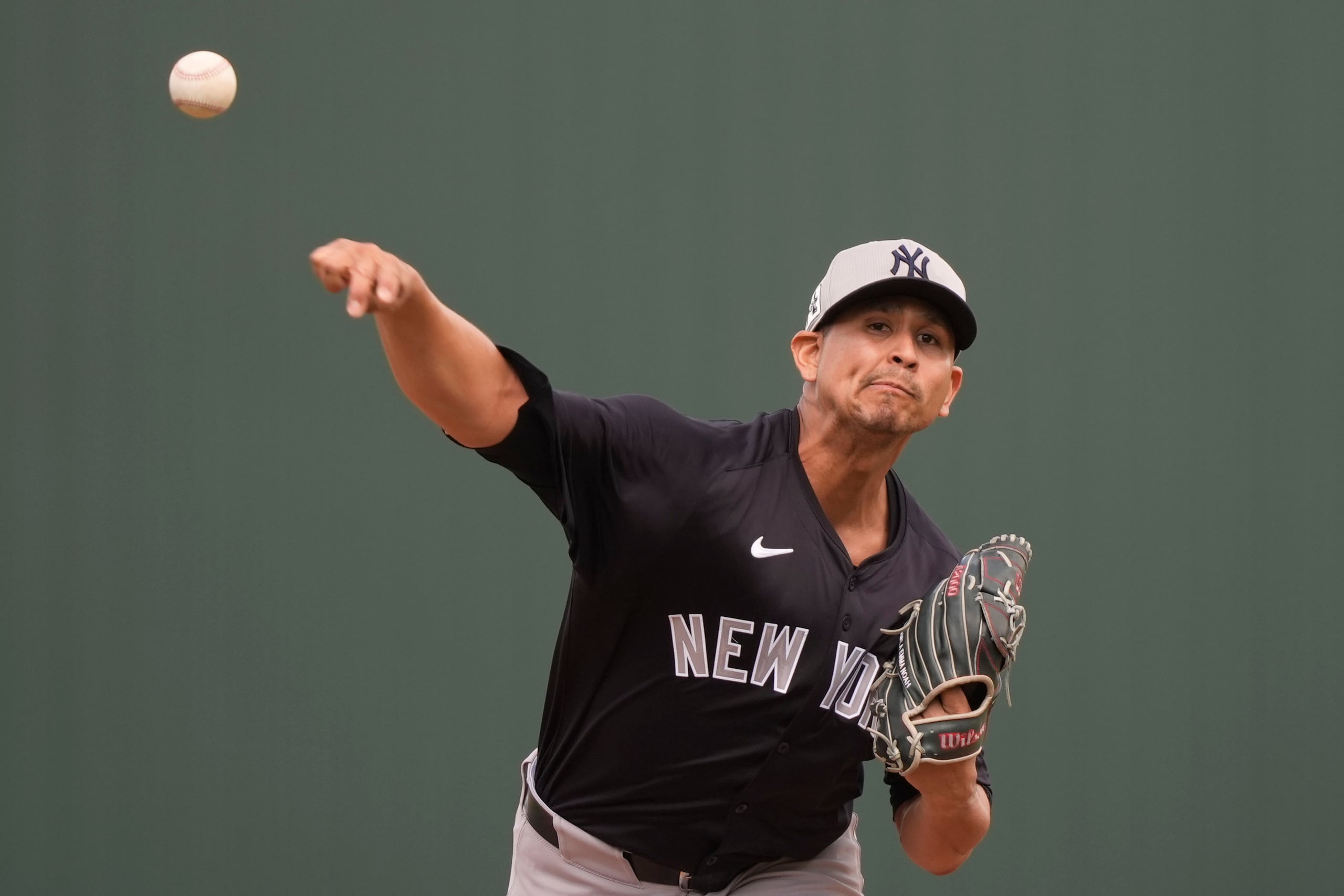 El lanzador abridor de los Yankees de Nueva York, Carlos Carrasco, lanza en la primera entrada de un juego de béisbol de entrenamiento de primavera contra los Mellizos de Minnesota en Fort Myers, Florida, el martes 25 de febrero de 2025.