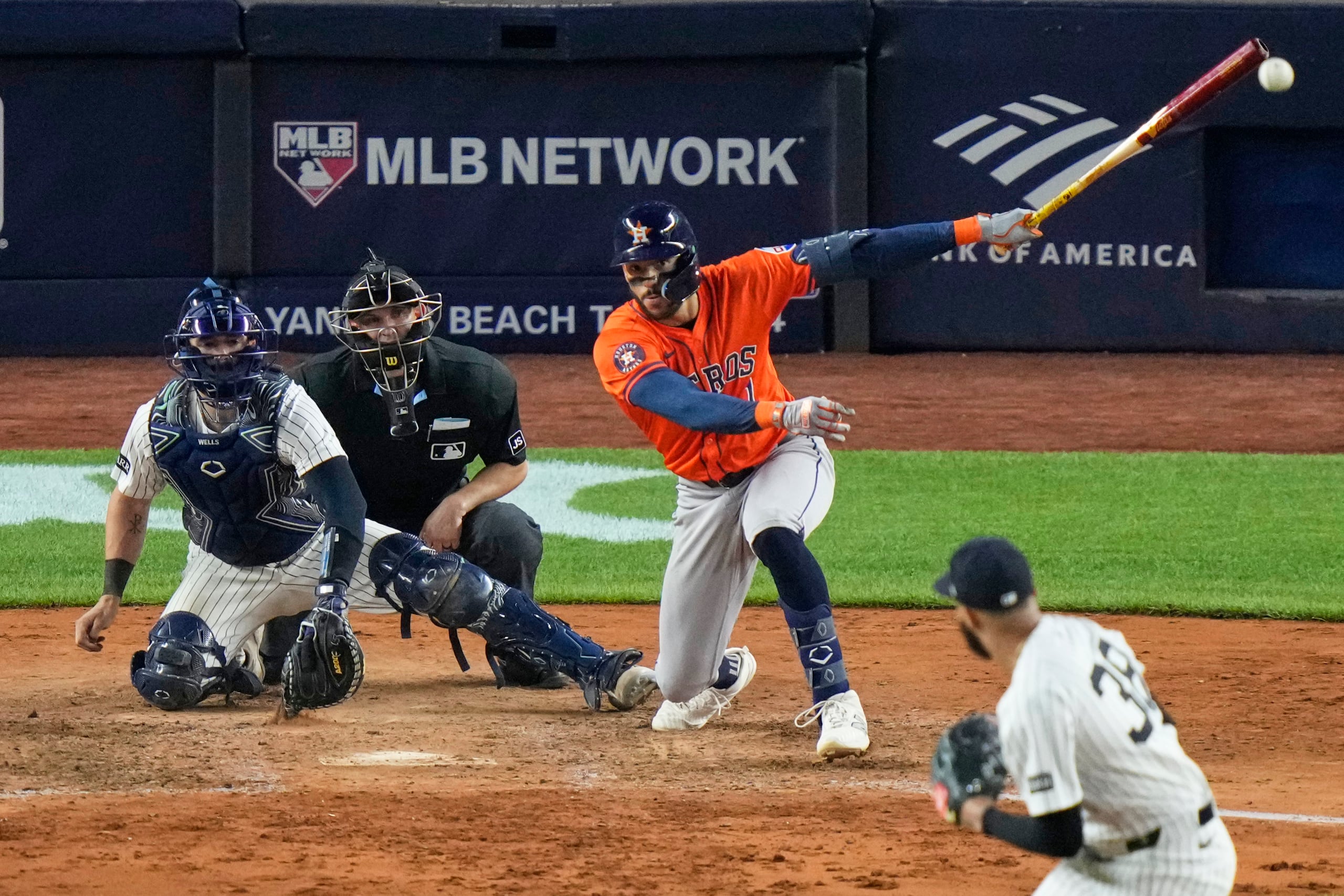 El puertorriqueño Carlos Correa, de los Astros de Houston, pega un sencillo en la décima entrada del duelo ante los Yankees de Nueva York, el viernes 8 de agosto de 2025 (AP Foto/Frank Franklin II)
