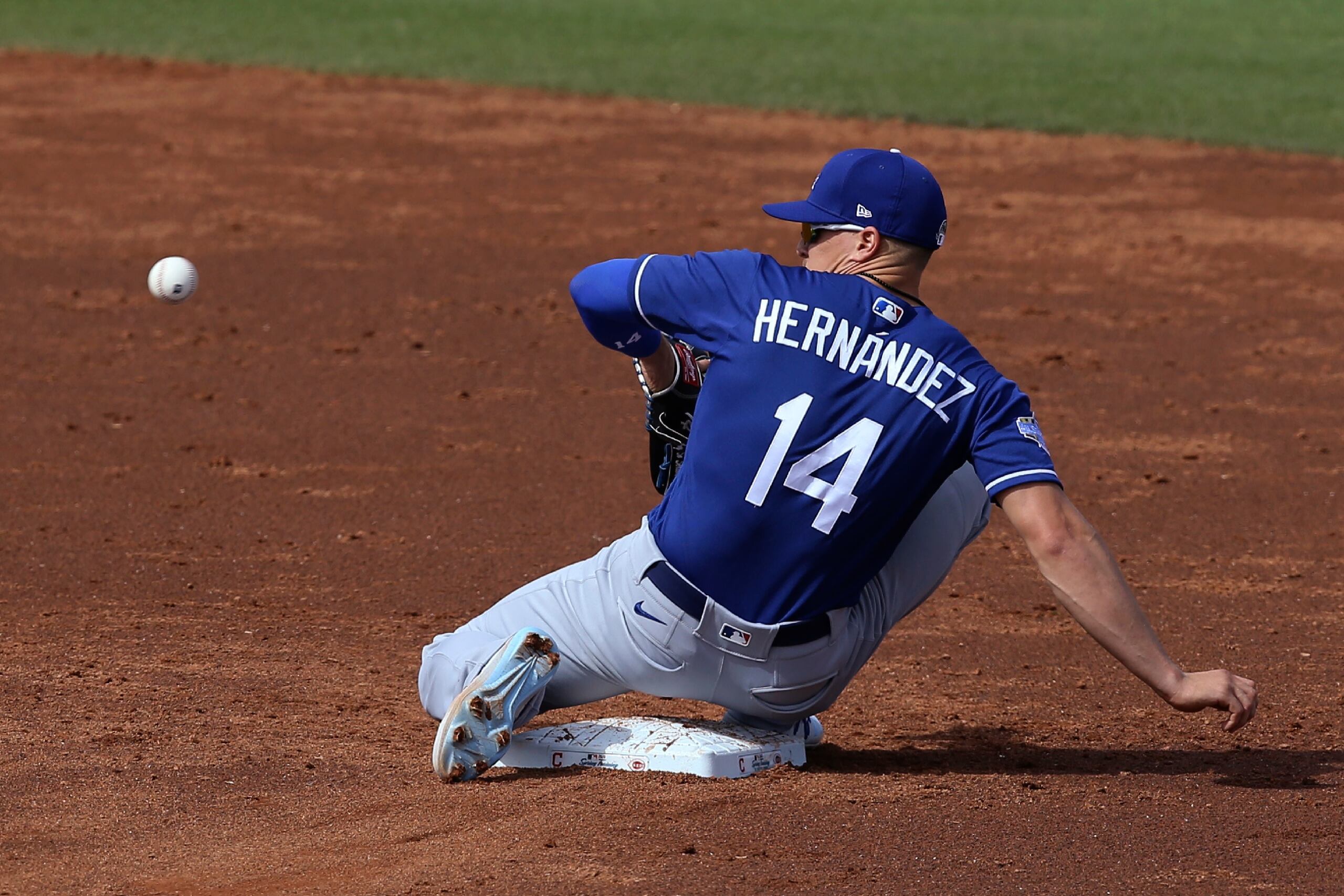 Kike Hernández, aquí en una foto de archivo, fue asignado a jugar la segunda base en su primer partido de regreso a Los Ángeles.