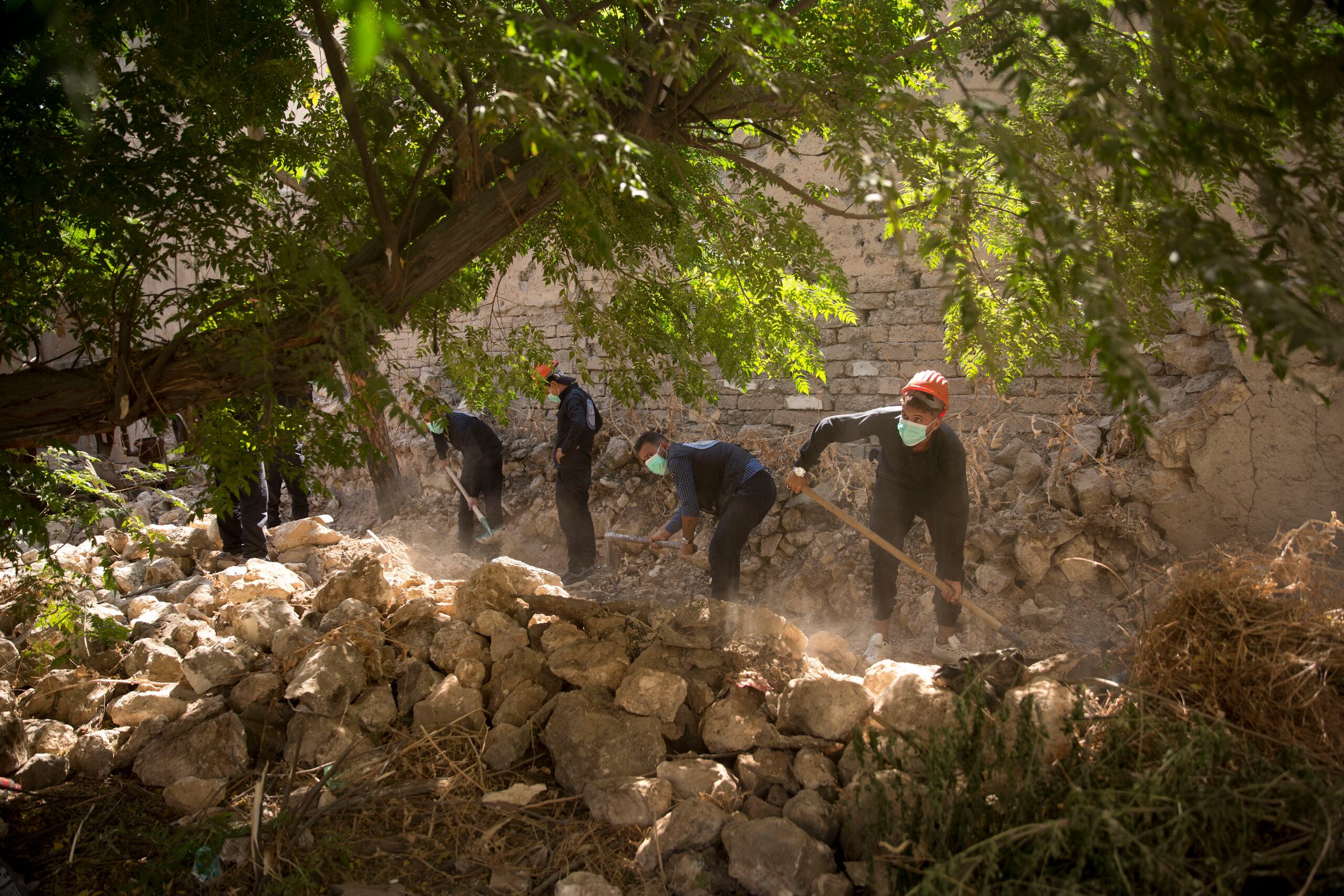 Trabajadores de emergencias cavan para buscar cuerpos en una fosa común en Raqqa, Siria, la ciudad que sirvió como capital de facto del grupo Estado Islámico, el 7 de septiembre de 2019. (AP Foto/Maya Alleruzzo, Archivo)