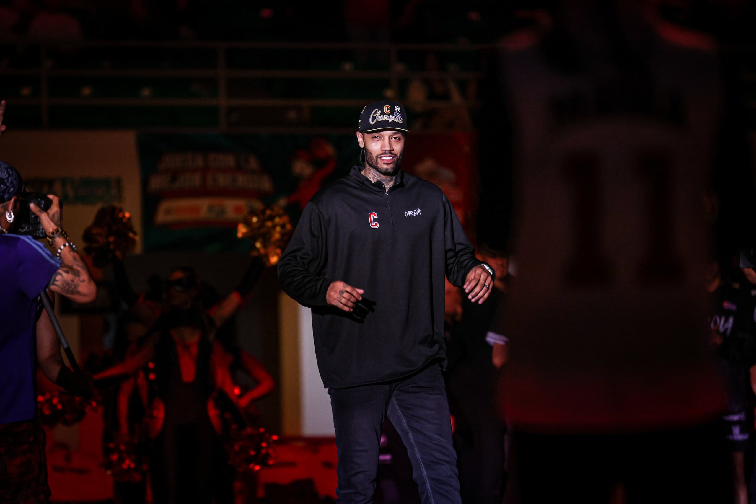 Mike Scott estuvo presente el viernes pasado en el juego entre los Gigantes de Carolina y los Mets de Guaynabo en el Coliseo Guillermo Angulo para recibir su sortija de campeonato.
