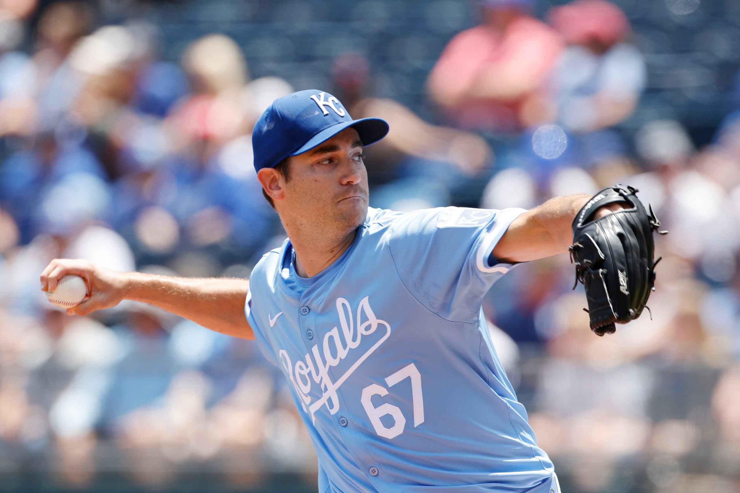Seth Lugo, abridor de los Reales de Kansas City, trabaja frente a un bateador de los Guardianes de Cleveland durante la primera entrada del juego de béisbol del domingo 30 de junio de 2024, en Kansas City, Missouri. (AP Foto/Colin E. Braley)