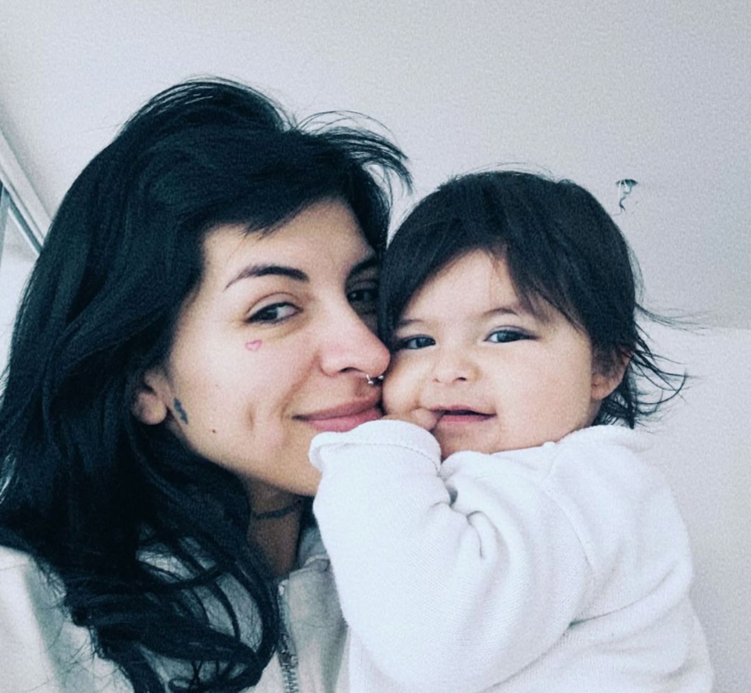 La rapera Cazzu junto a su hija.