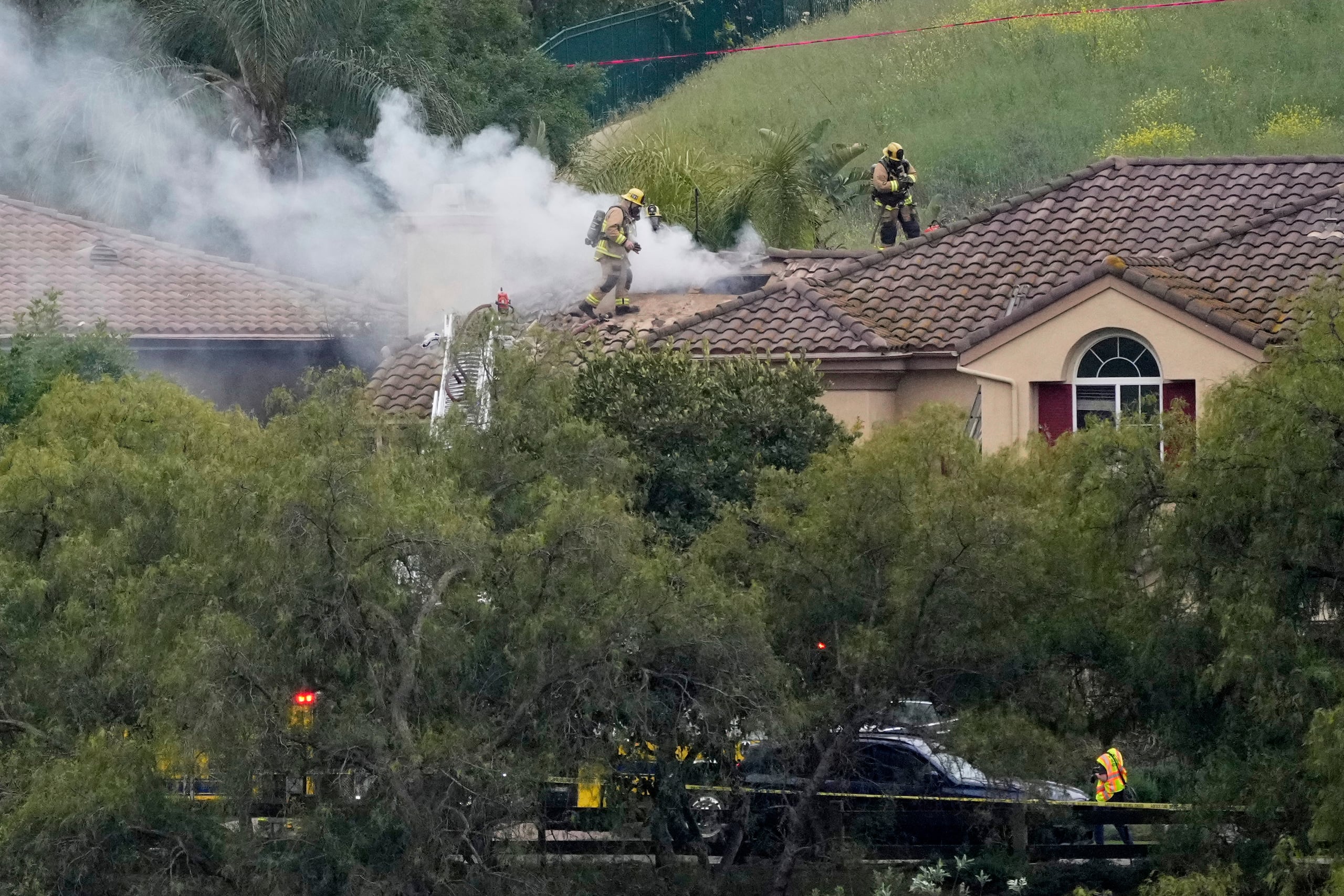 El lugar donde estrelló la avioneta en el sector Wood Ranch de Simi Valley, California el 3 de mayo del 2025. (AP foto/Mark J. Terrill)