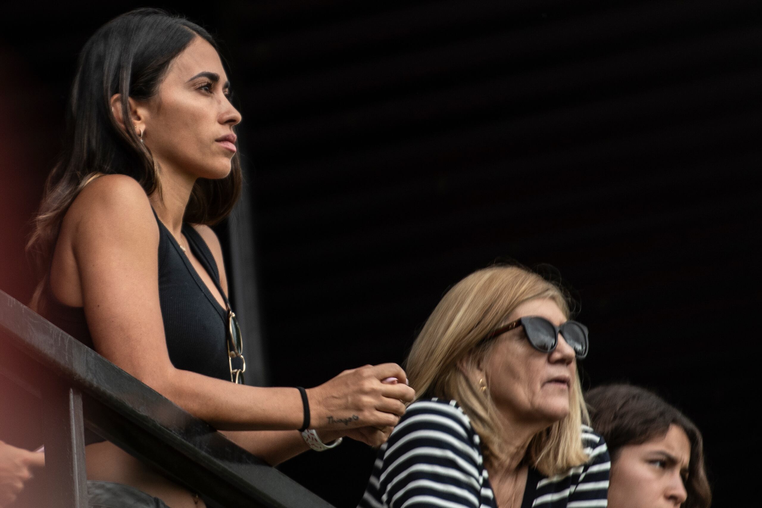 La esposa de Lionel Messi, Antonela Roccuzzo (izquierda), y su madre, Celia Cuccittini, observan al hijo del astro, Thiago Messi, jugando para el Inter Miami contra Peñarol en un torneo infantil, en Rosario, Argentina.