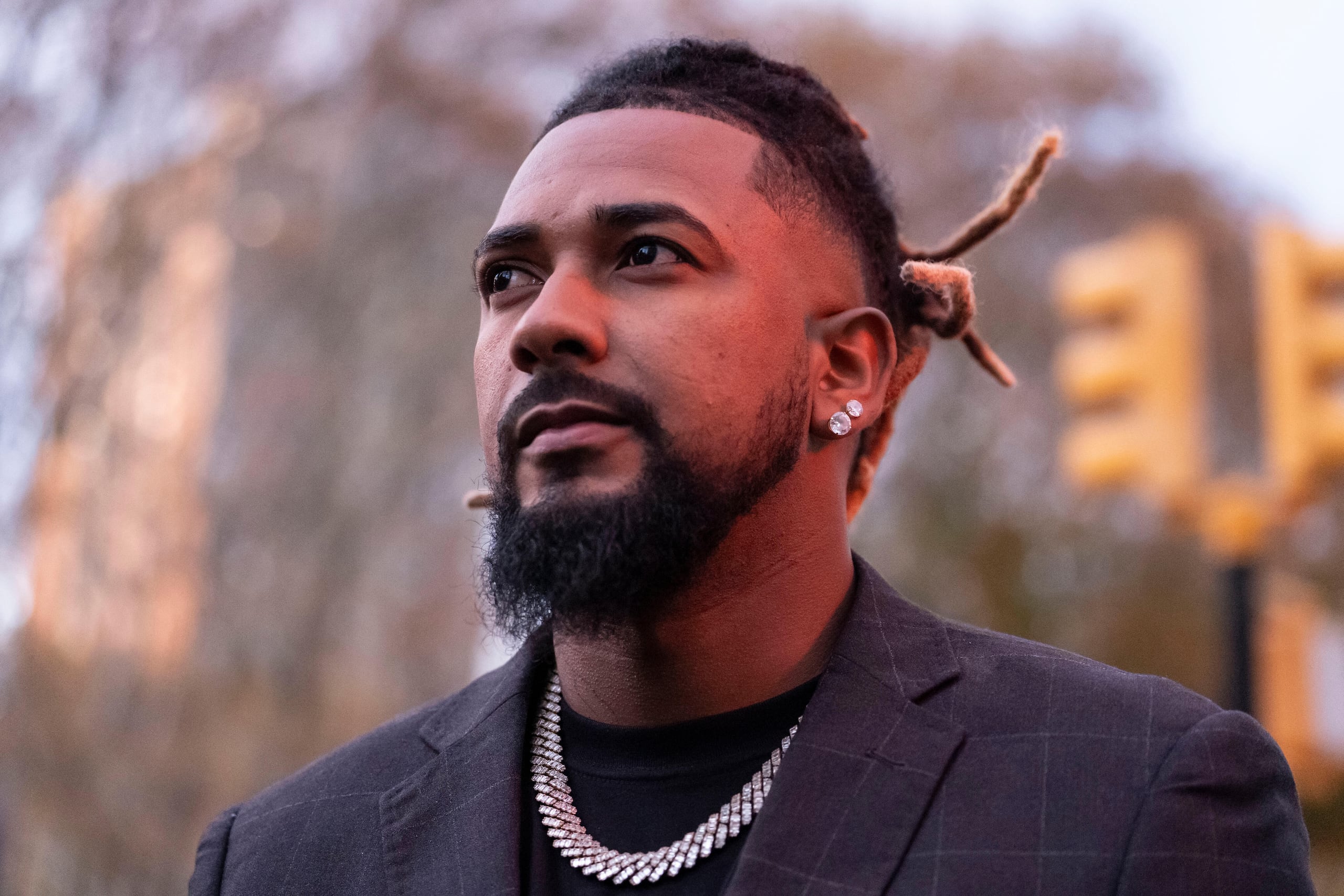 El dominicano Emmanuel Clase, de los Guardianes de Cleveland, abandona una corte federal en Brooklyn, el jueves 13 de noviembre de 2025.