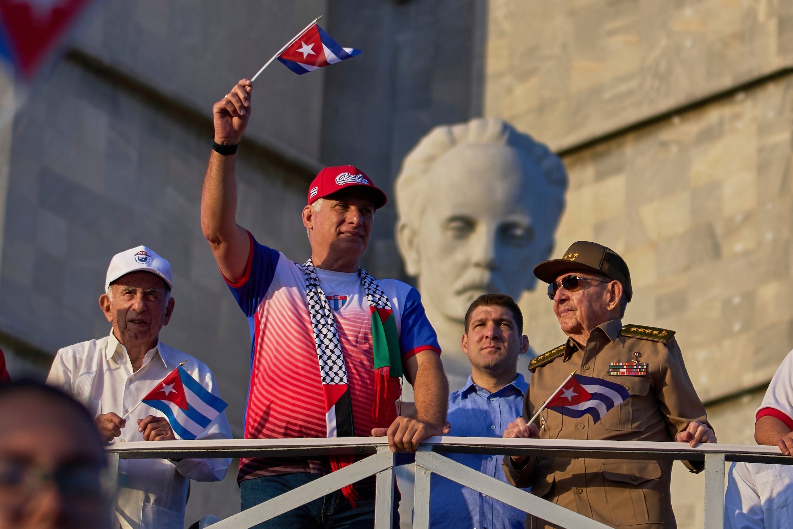 ARCHIVO - Raúl Castro, a la derecha, observa el desfile del Primero de Mayo acompañado por el presidente de Cuba, Miguel Díaz-Canel, segundo por la izquierda, y su nieto, Raúl Guillermo Rodríguez Castro, en el centro, en la Plaza de la Revolución, el 1 de mayo de 2025, en La Habana. (AP Foto/Ramón Espinosa, archivo)