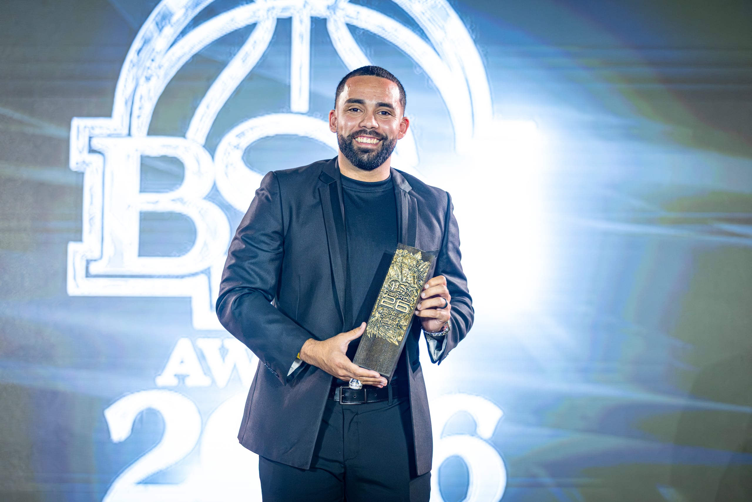 Christian "Cuco" López sostiene el premio de Sexto Hombre del Año en los BSN Awards 2026.