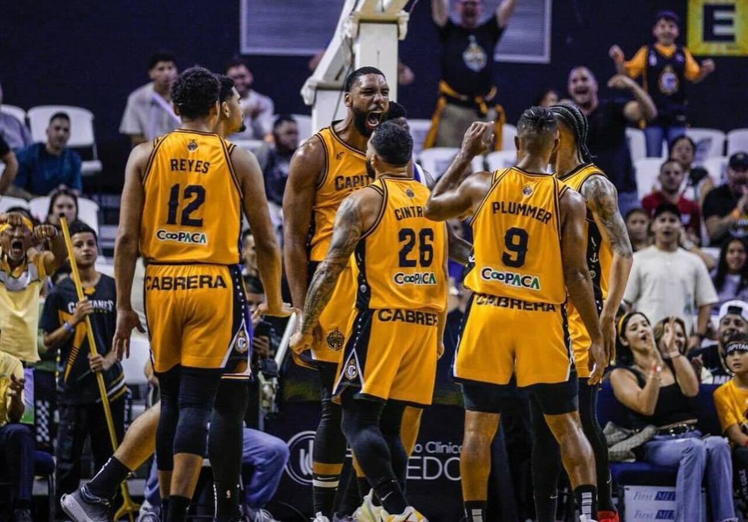 Jahlil Okafor, al centro, festeja junto al resto de sus compañeros.