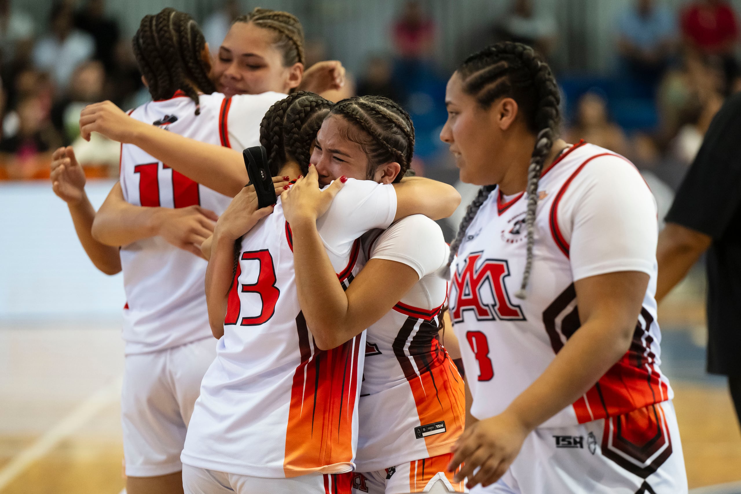 Las jugadoras de Mayagüez Academy se abrazan tras eliminar a Saint Francis School de Carolina.