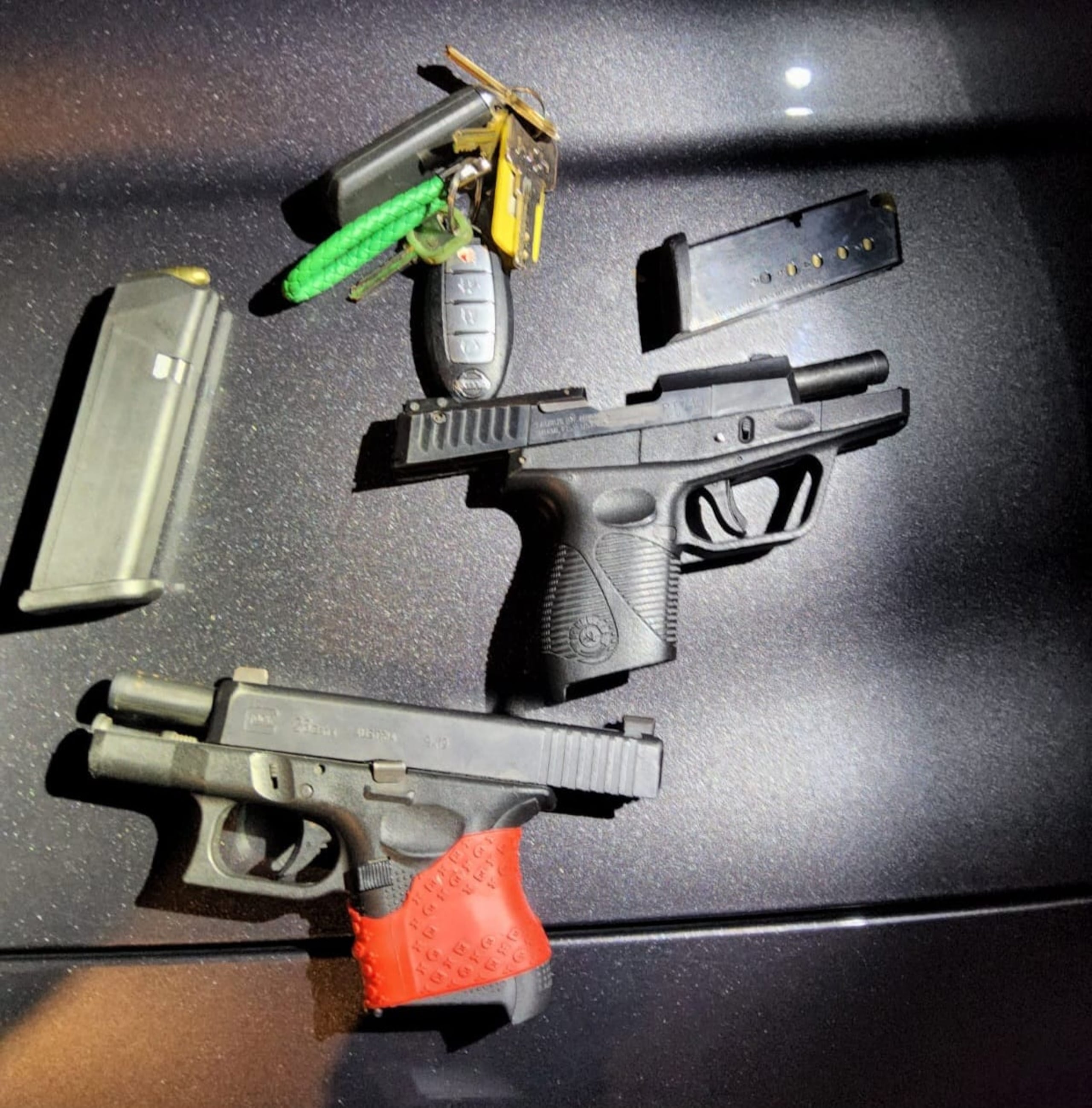 Un hombre fue arrestado tras ocuparle armas ilegales, cargadores, balas y marihuana, durante la investigación de un accidente en la urbanización Los Flamboyanes, en San Lorenzo.