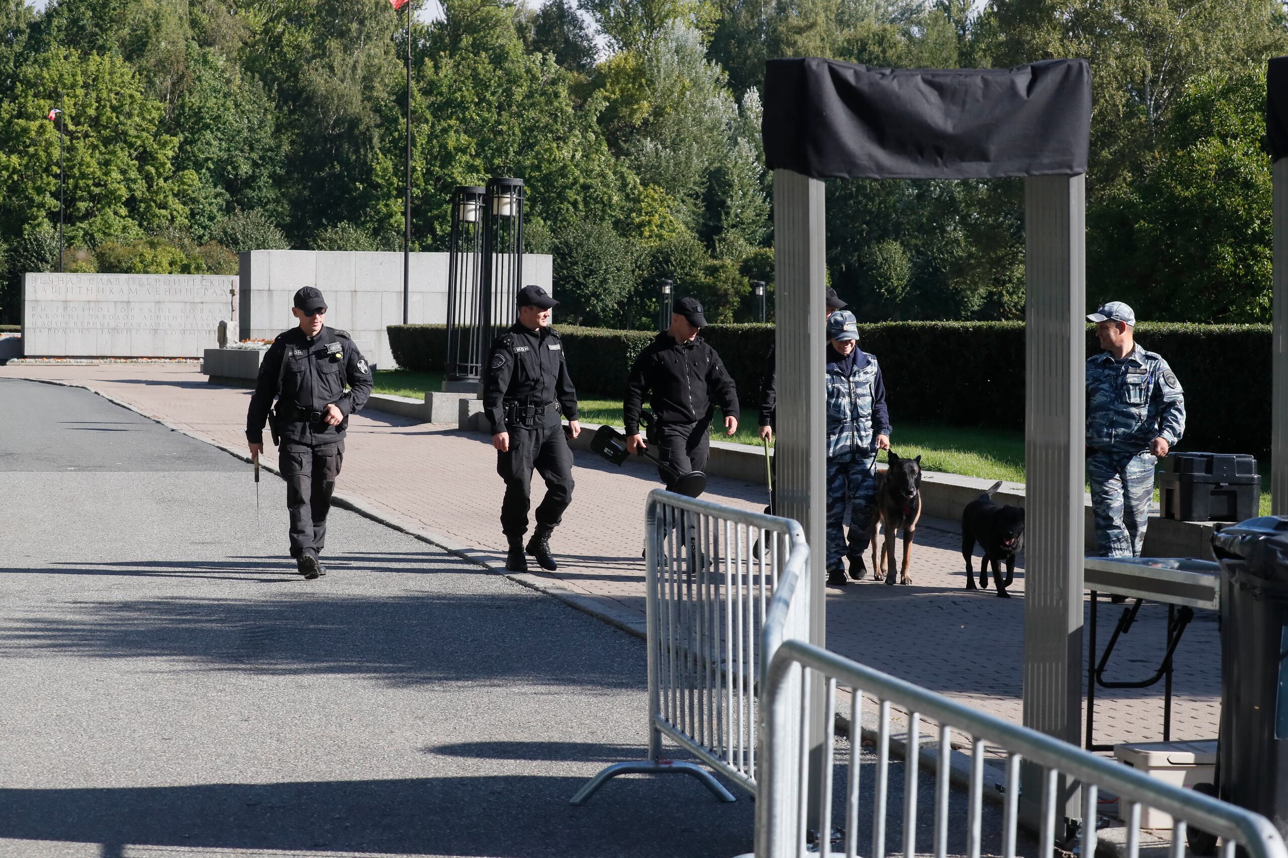 Agentes de seguridad en el cementerio Serafímovskoe de San Petersburgo. (EFE/EPA/ANATOLY MALTSEV)