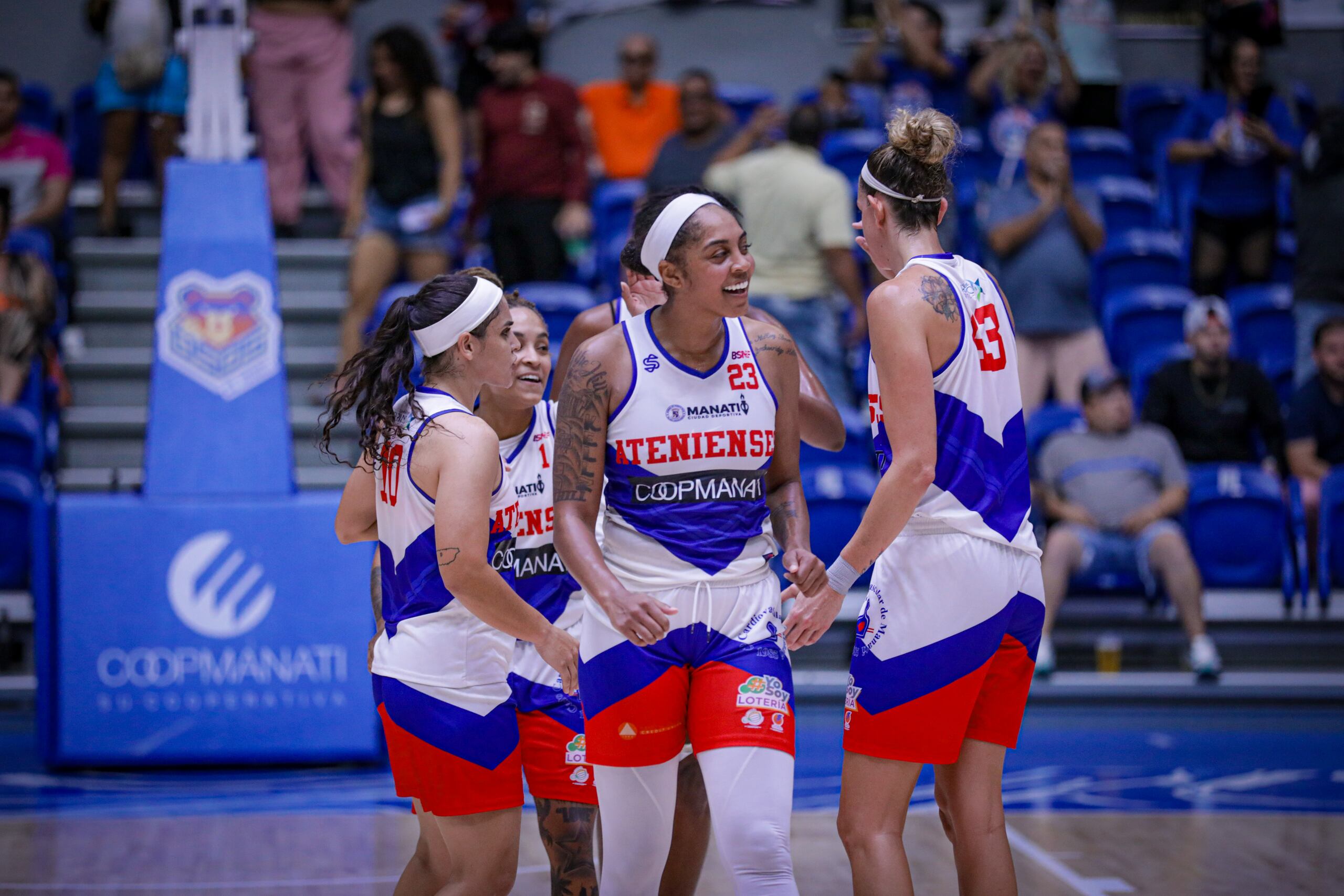 Las Atenienses de Manatí durante el tercer juego de la semifinal frente a las Explosivas de Moca.