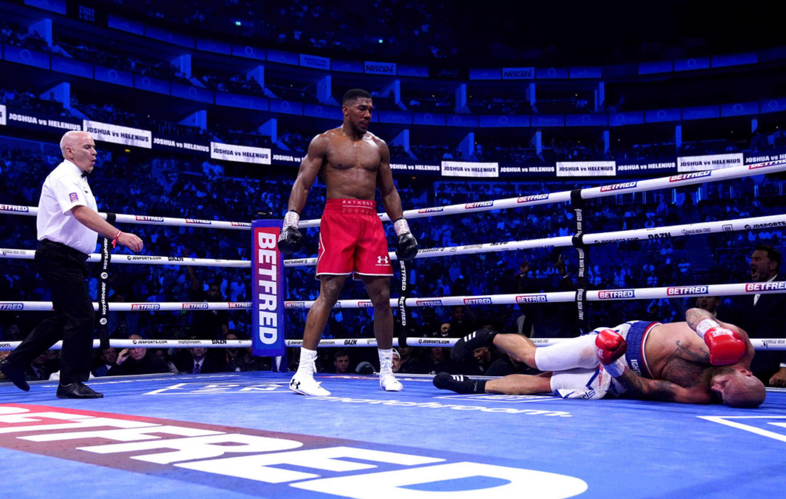 El referí Victor Loughlin reacciona después que Anthony Joshua noquea a Robert Helenius.