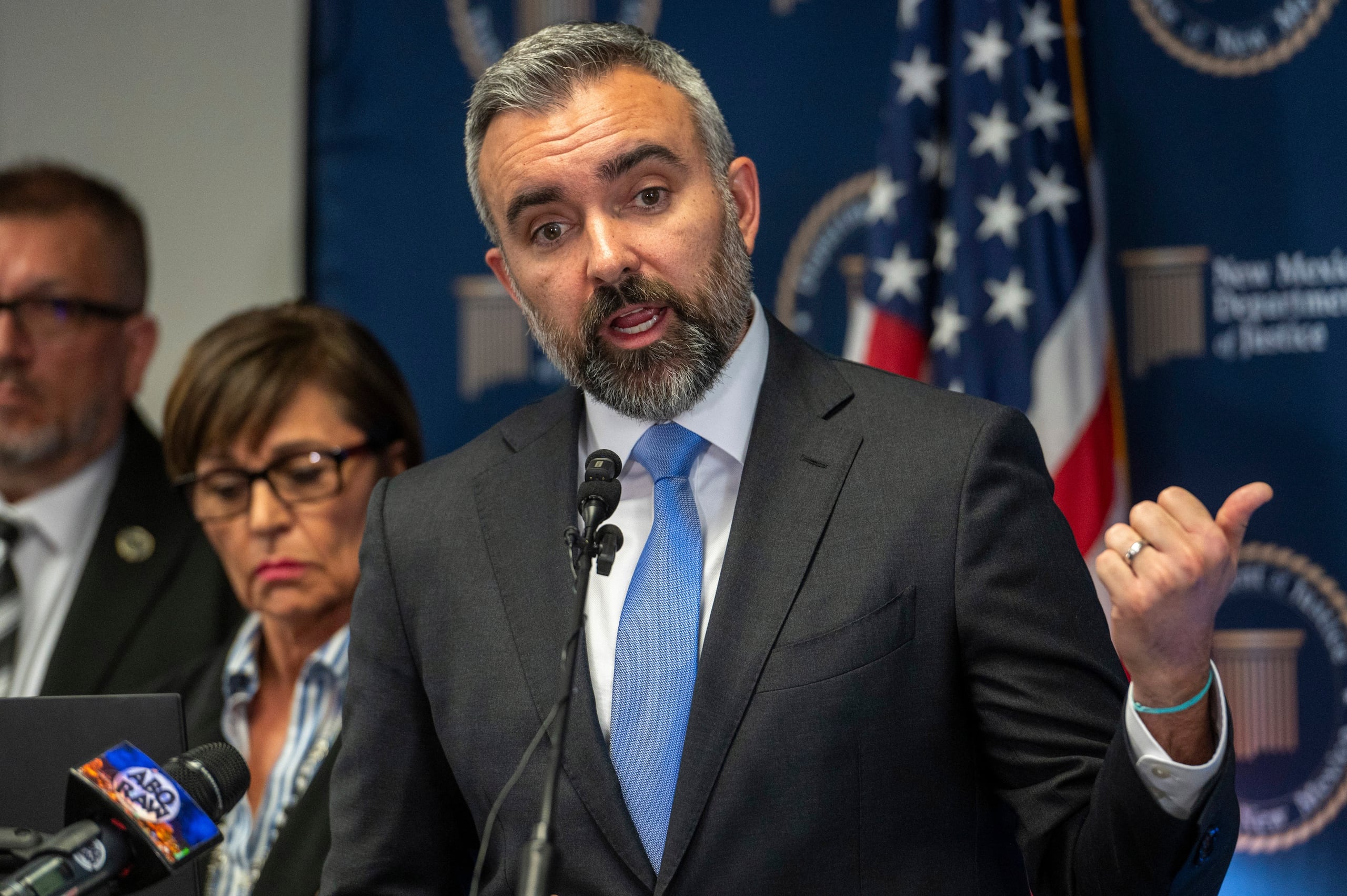 En abril, el Departamento de Justicia de Nuevo México publicó un informe que detallaba fallos sistémicos en la agencia de bienestar infantil, que provocaron que los niños fueran devueltos a entornos peligrosos mientras el personal del departamento priorizaba la reunificación familiar sobre la seguridad.
