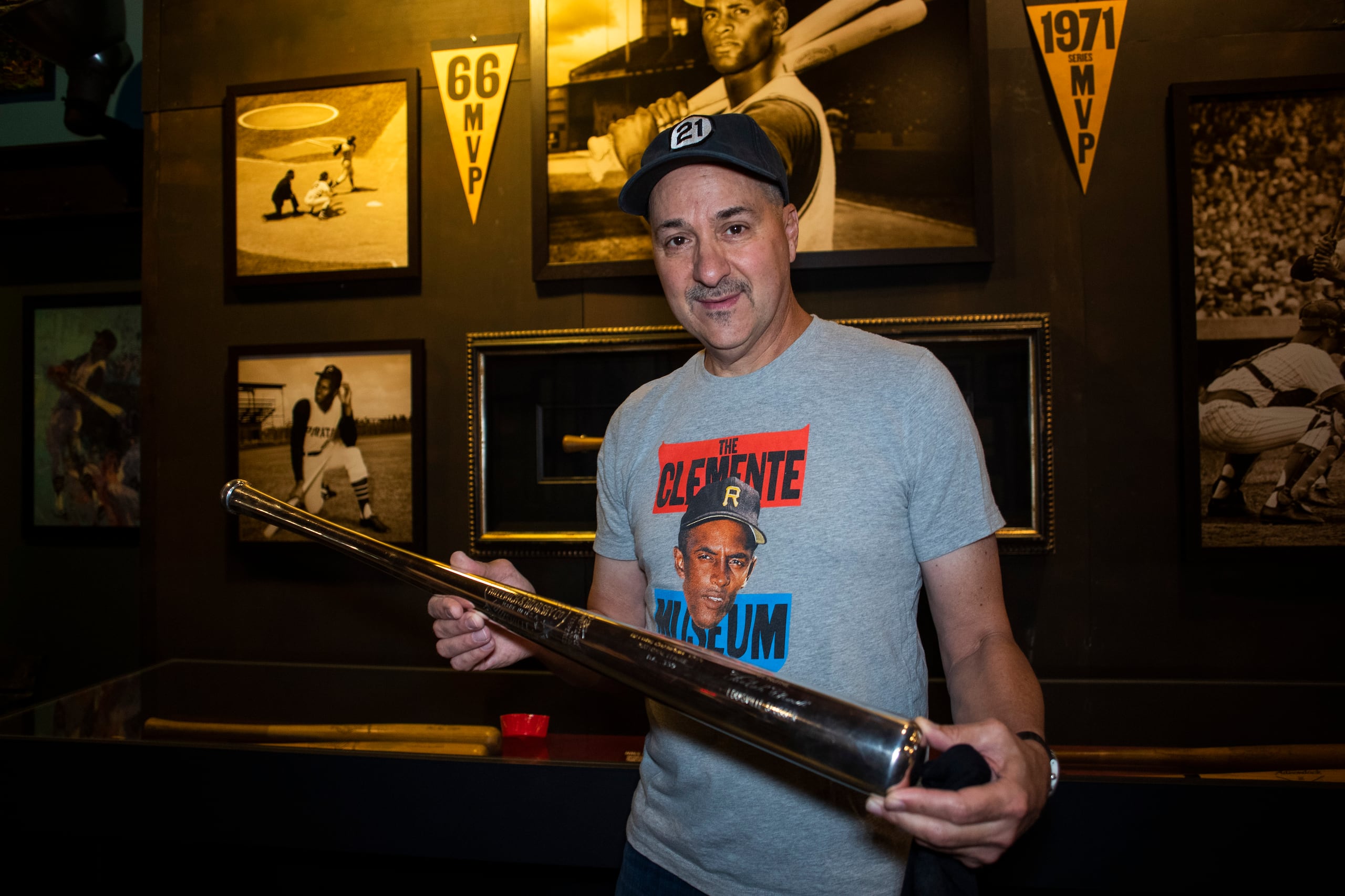 El director ejecutivo del museo, Duane Rieder, muestra uno de los cuatro bates de plata de Roberto Clemente.
