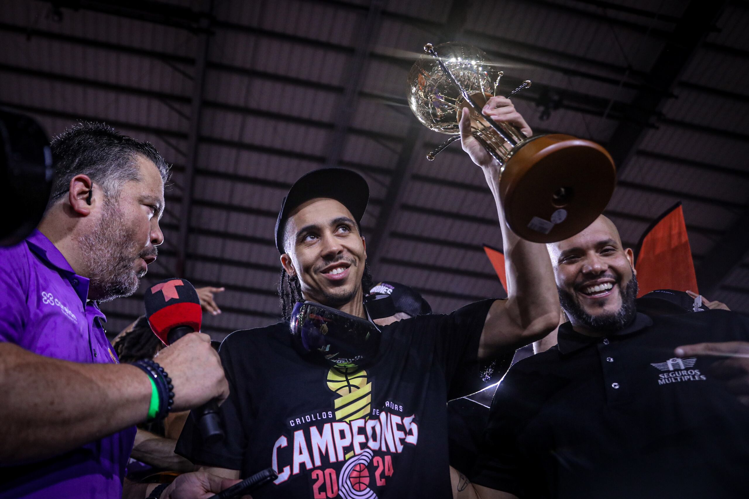 Travis Trice, de los Criollos de Caguas, con el premio de Jugador Más Valioso de la final 2024 del BSN.