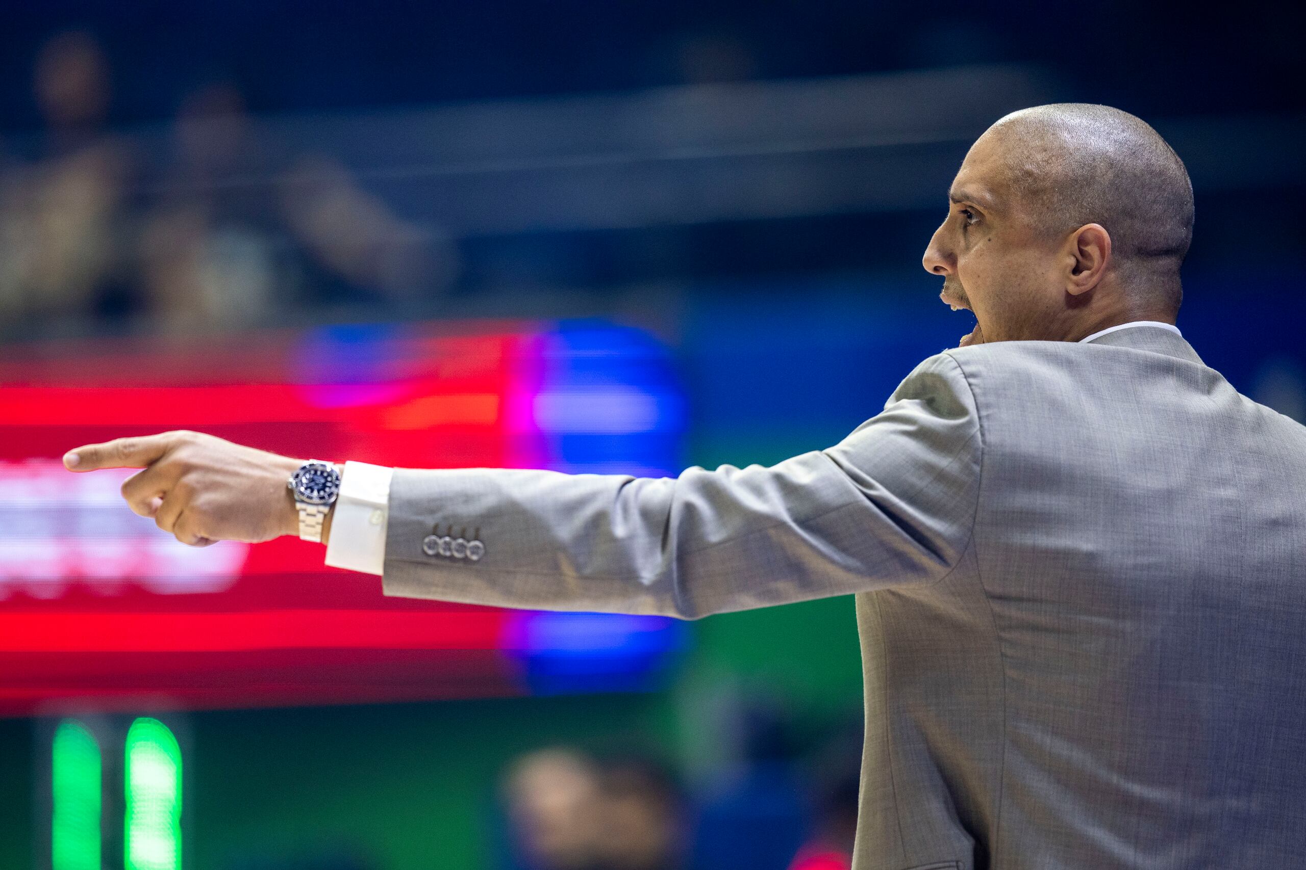 El entrenador de Puerto Rico, Nelson Colón, imparte una instrucción durante el partido.