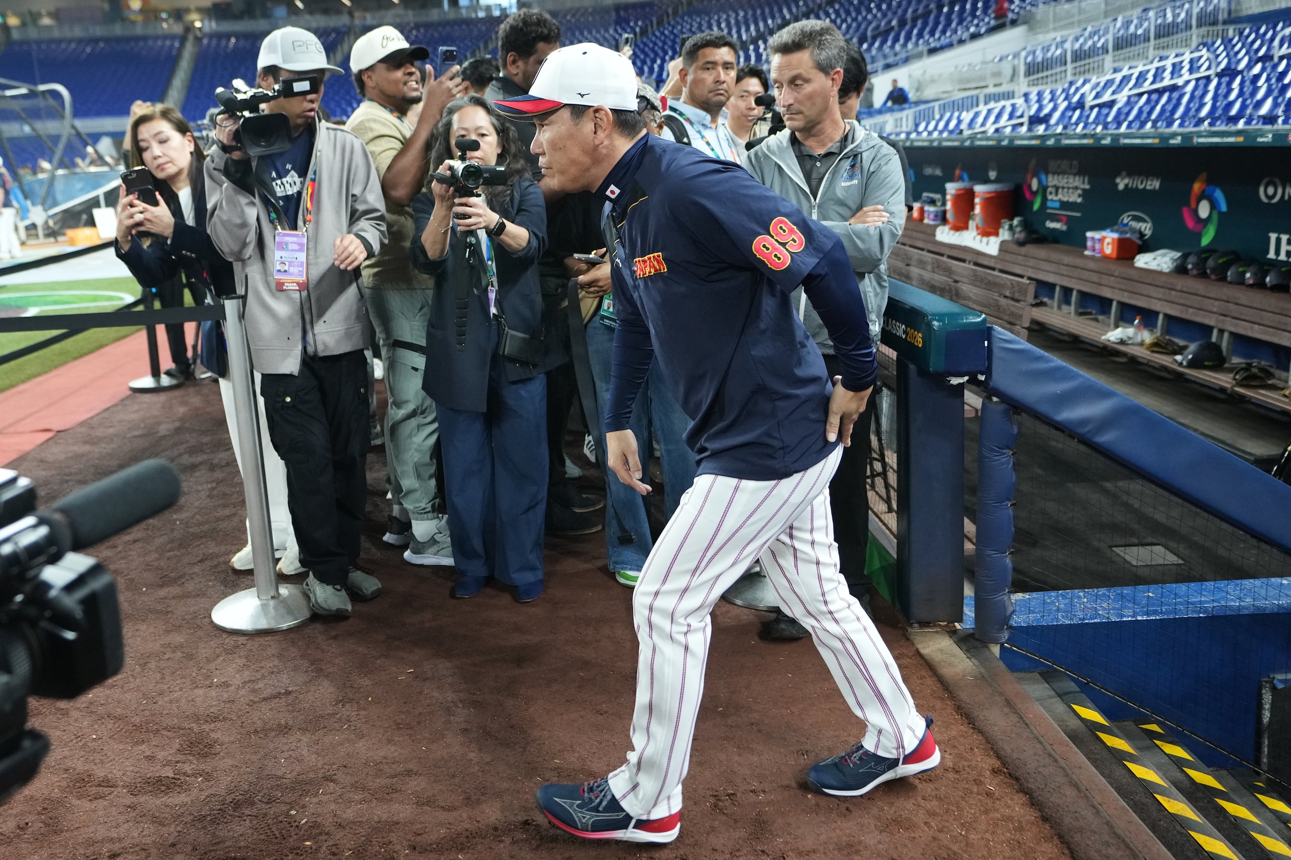 Hirokazu Ibata, mánager de Japón, camina saliendo del dugout previo al duelo de cuartos de final del Clásico Mundial de Béibsol contra Venezuela, el sábado 14 de marzo de 2026, en Miami. (AP Foto/Lynne Sladky)