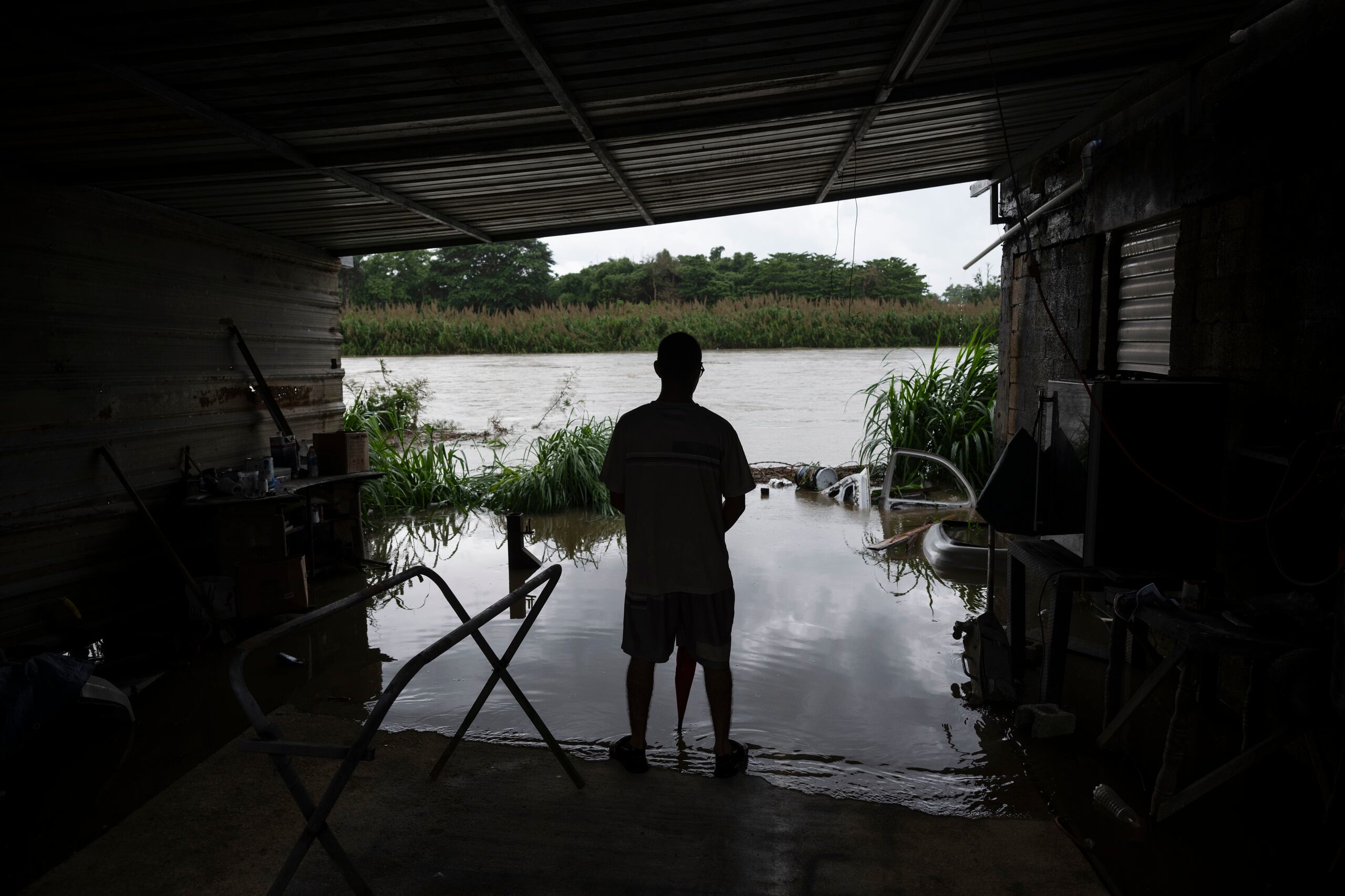 El río La Plata inundó el sector La Vega, del barrio San José de Toa Baja.