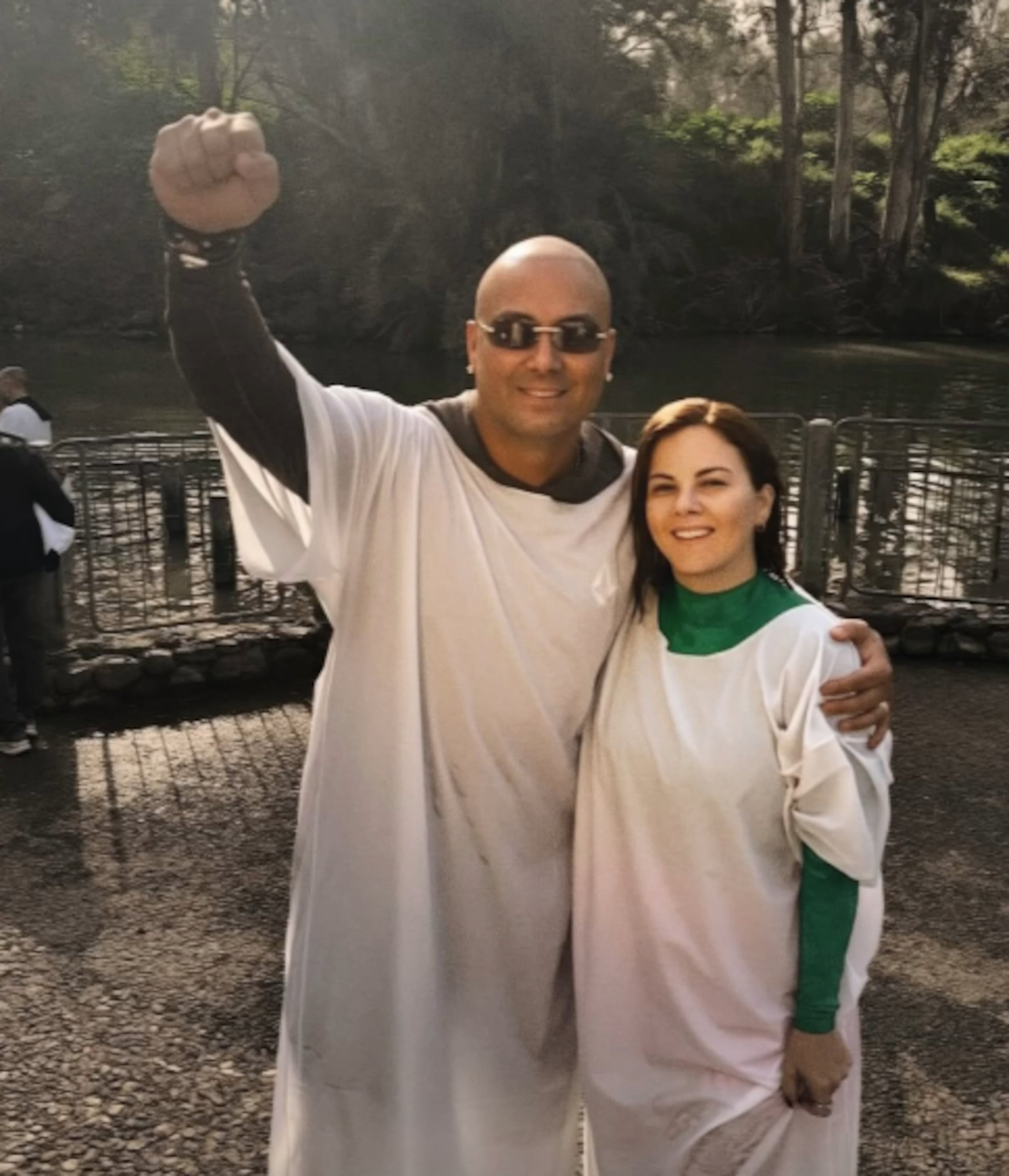 Bautismo de Wisin y su esposa Yomaira Ortiz en el río Jordan, en Israel.