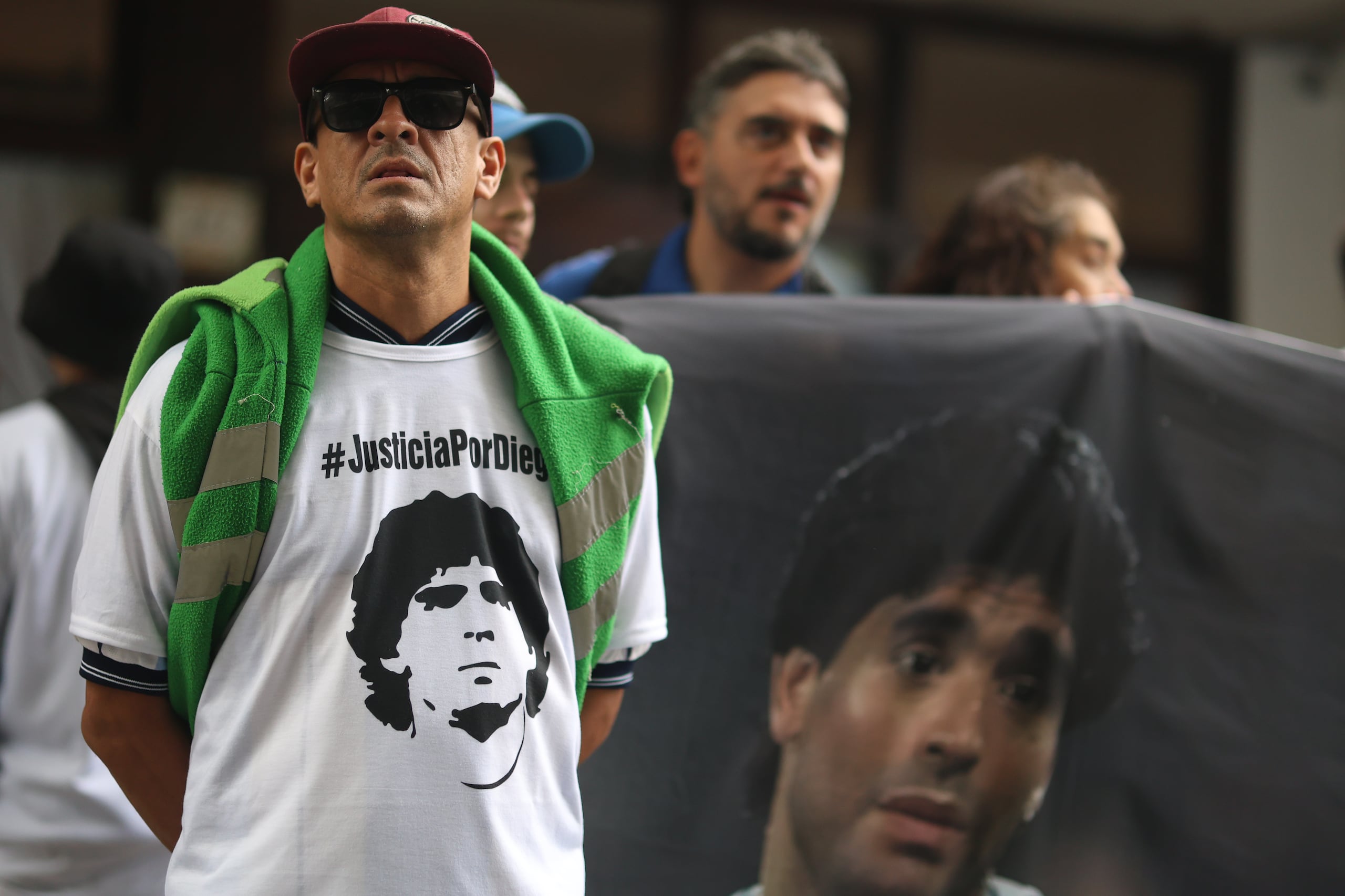 Simpatizantes de Diego Armando Maradona acuden todos los días de juicio a las inmediaciones de la corte reclamando justicia para el fenecido exjugador.