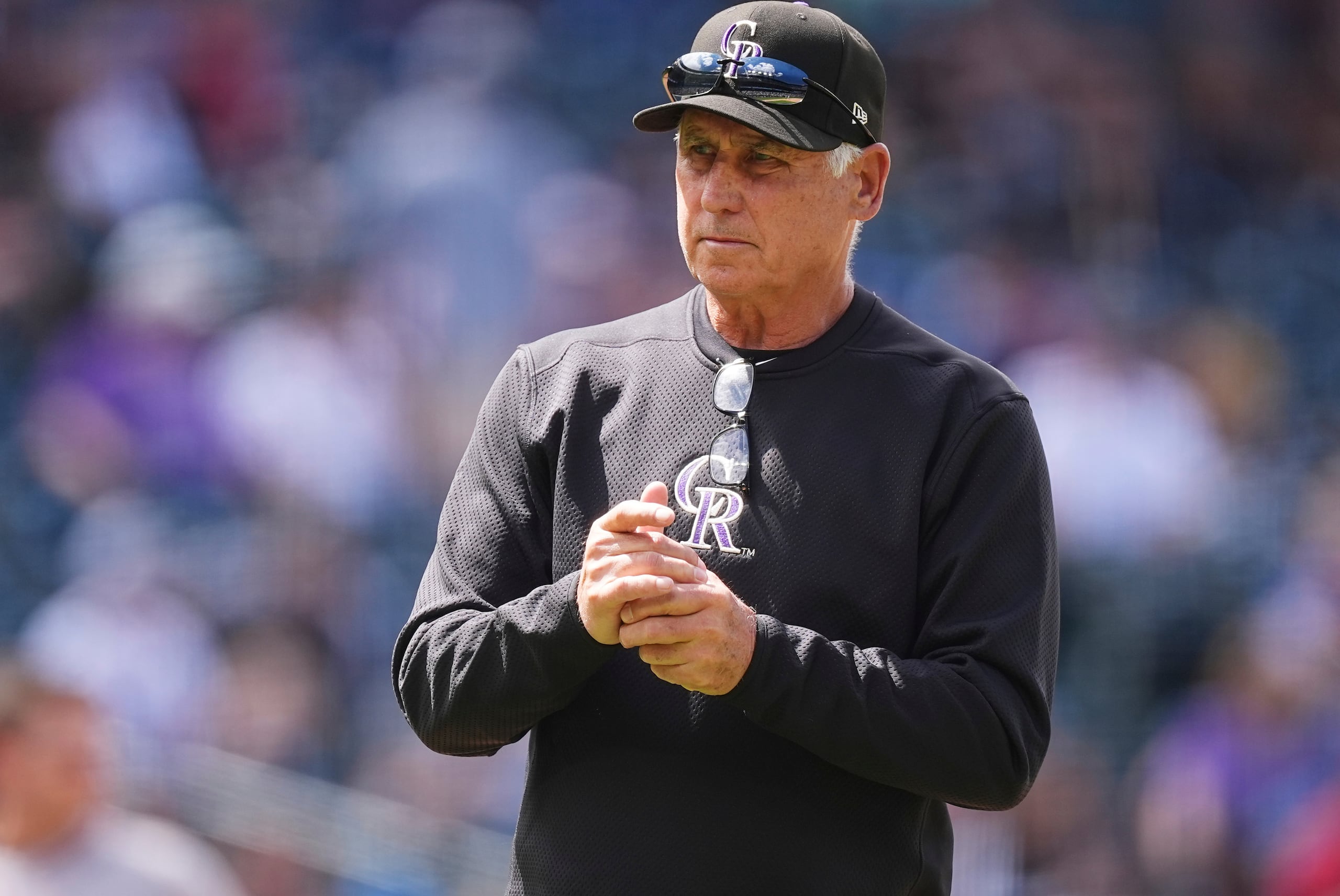 El mánager de los Rockies de Colorado, Bud Black, espera que el lanzador relevista Jake Bird suba al montículo después de retirar al lanzador abridor Chase Dollander en la sexta entrada de un juego de béisbol contra los Bravos de Atlanta, el miércoles 30 de abril de 2025, en Denver.