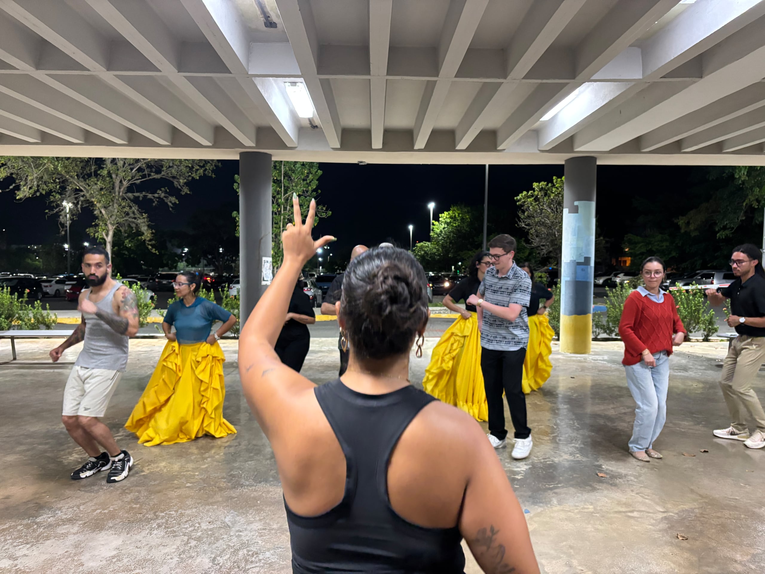 La coreógrafa e intérprete de señas, Emily Fontánez, orienta a los participantes en el curso de baile de la bomba para la comunidad sorda puertorriqueña durante un entrenamiento en el recinto de Río Piedras de la Universidad de Puerto Rico.