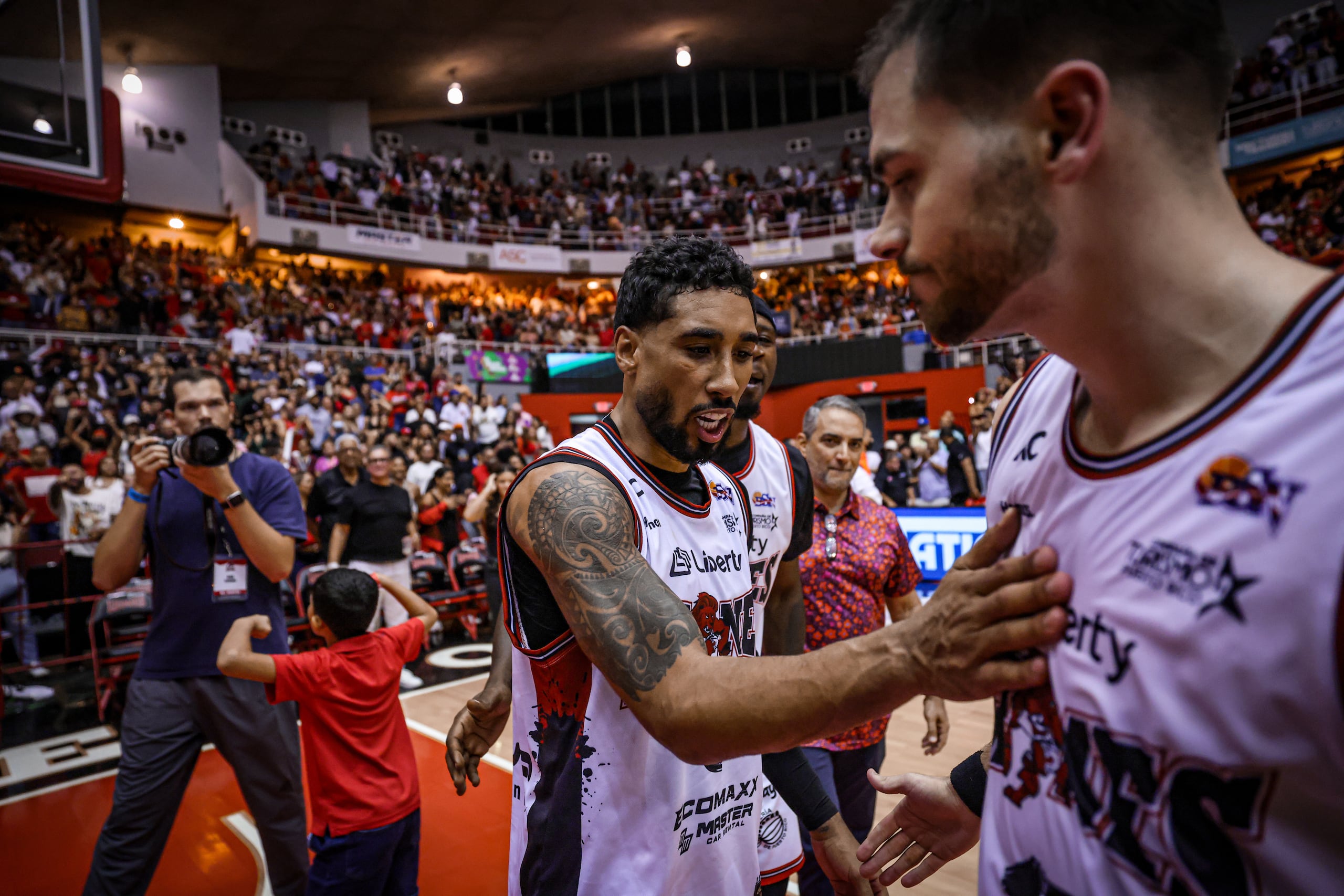 Jezreel De Jesús felicita a Matthew Mooney por su triple que colocó a los Leones de Ponce a las puertas de la final del BSN.