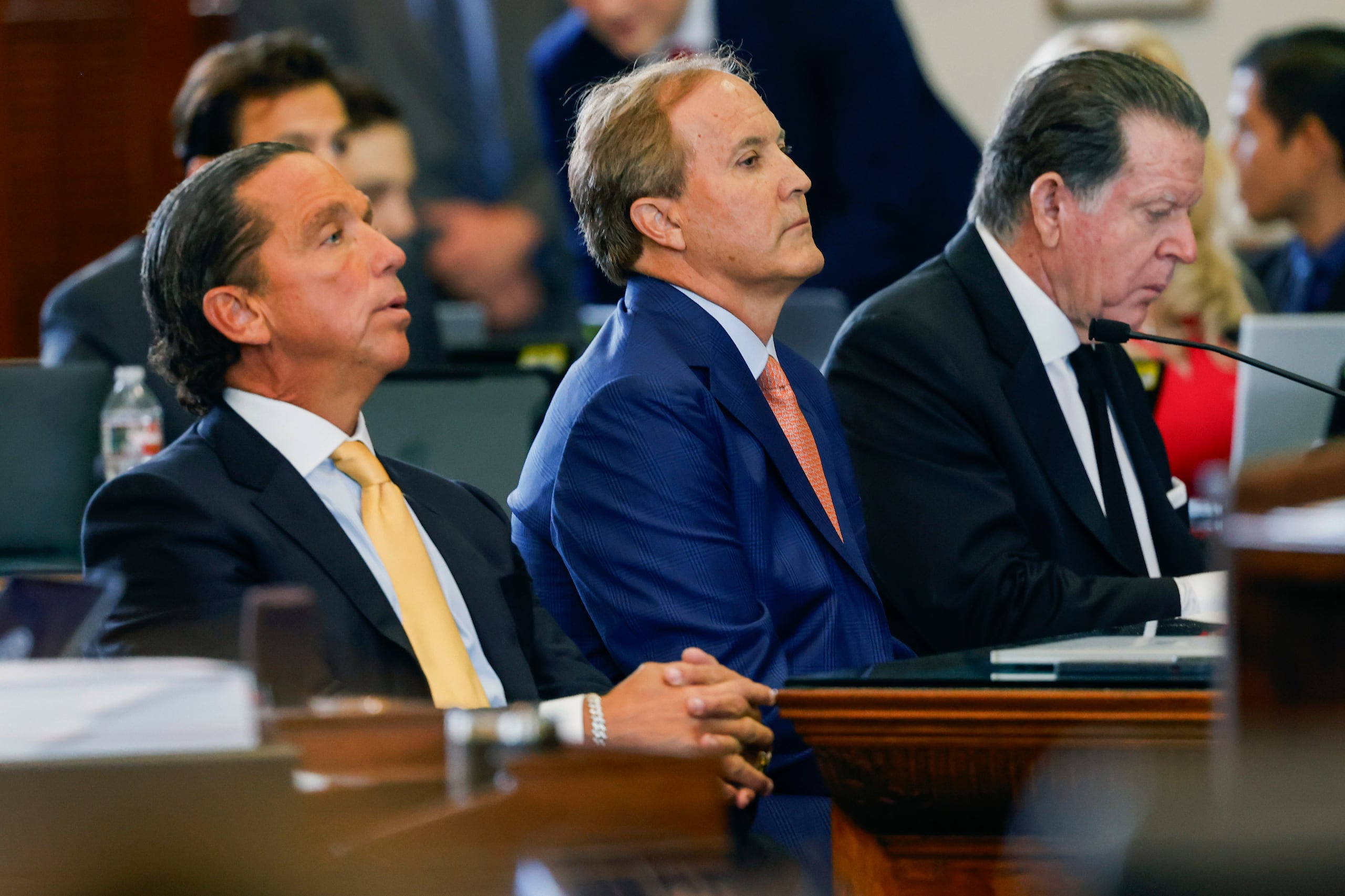 El fiscal general del estado de Texas, Ken Paxton, (en el centro) y sus abogados Dan Cogdell (a la derecha) y Tony Buzbee (a la izquierda) durante su juicio político en la Cámara del Senado en el Capitolio de Texas. (Juan Figueroa/The Dallas Morning News vía AP, Pool)