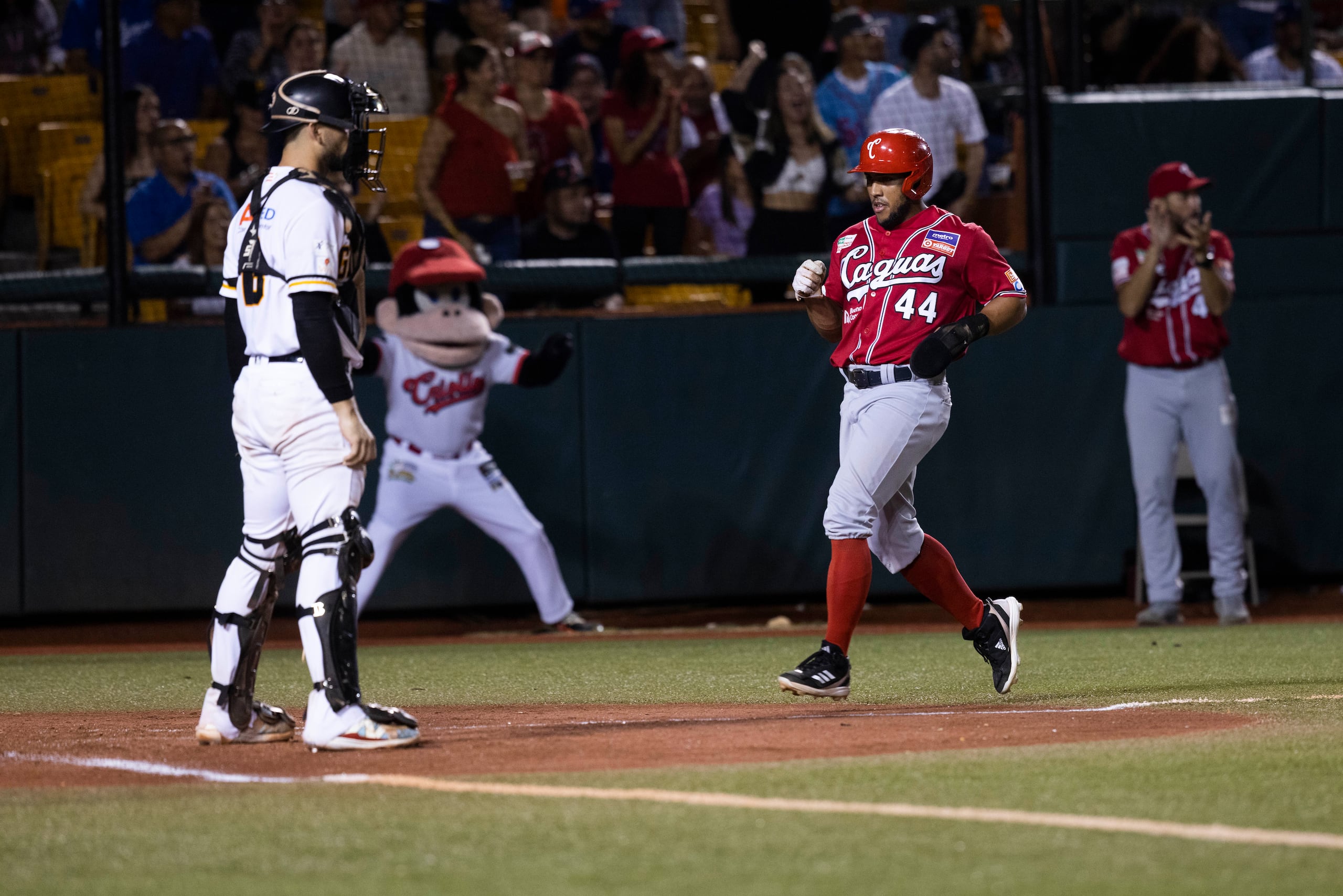 Pedro León, de los Criollos de Caguas, anota en la tercera entrada de la eventual victoria 4-2 de los Criollos en la serie final.